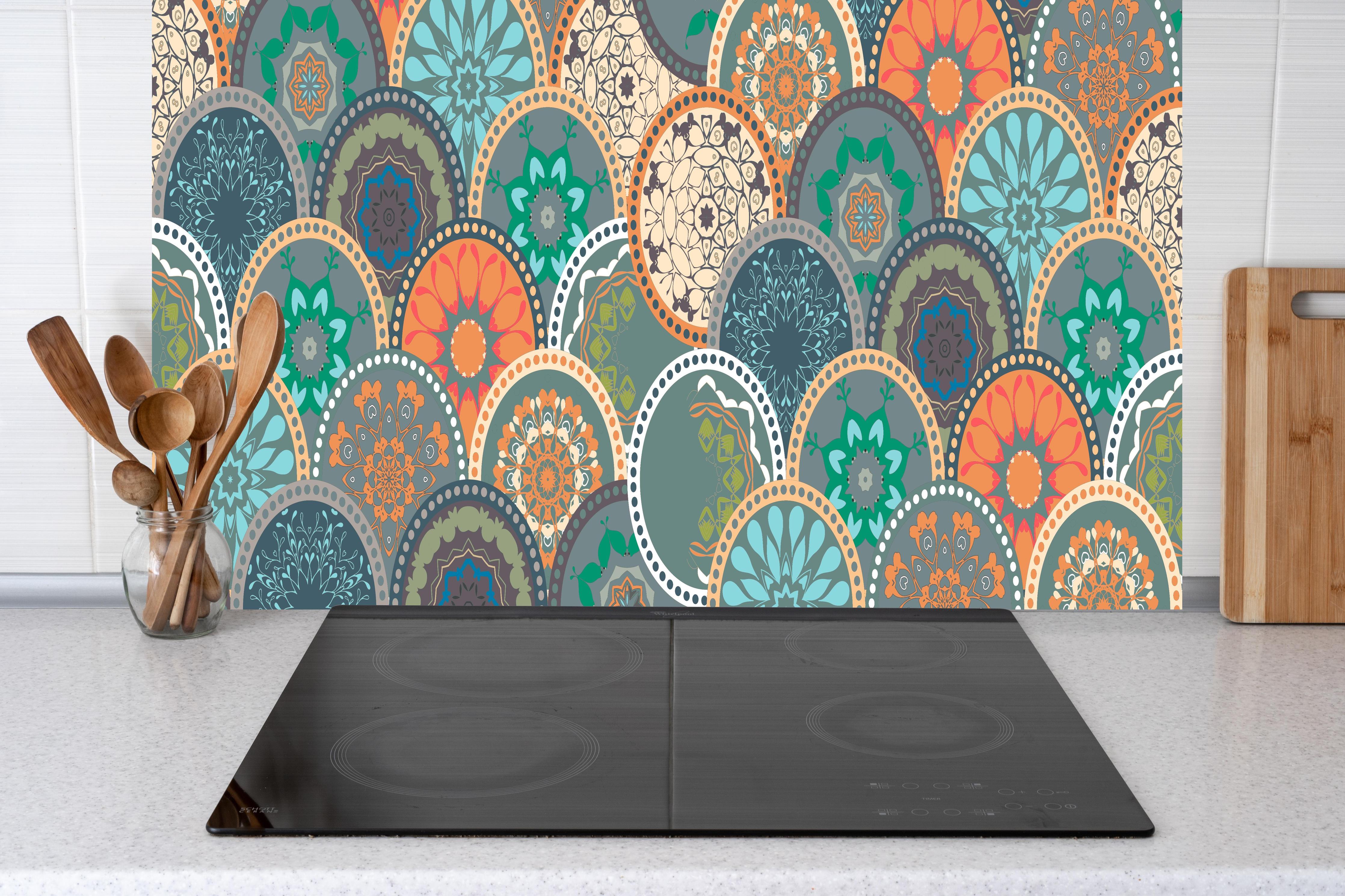 Küche - Buntes Mandala-Design mit floralen Mustern hinter weißen Hochglanz-Küchenregalen und schwarzem Wasserhahn