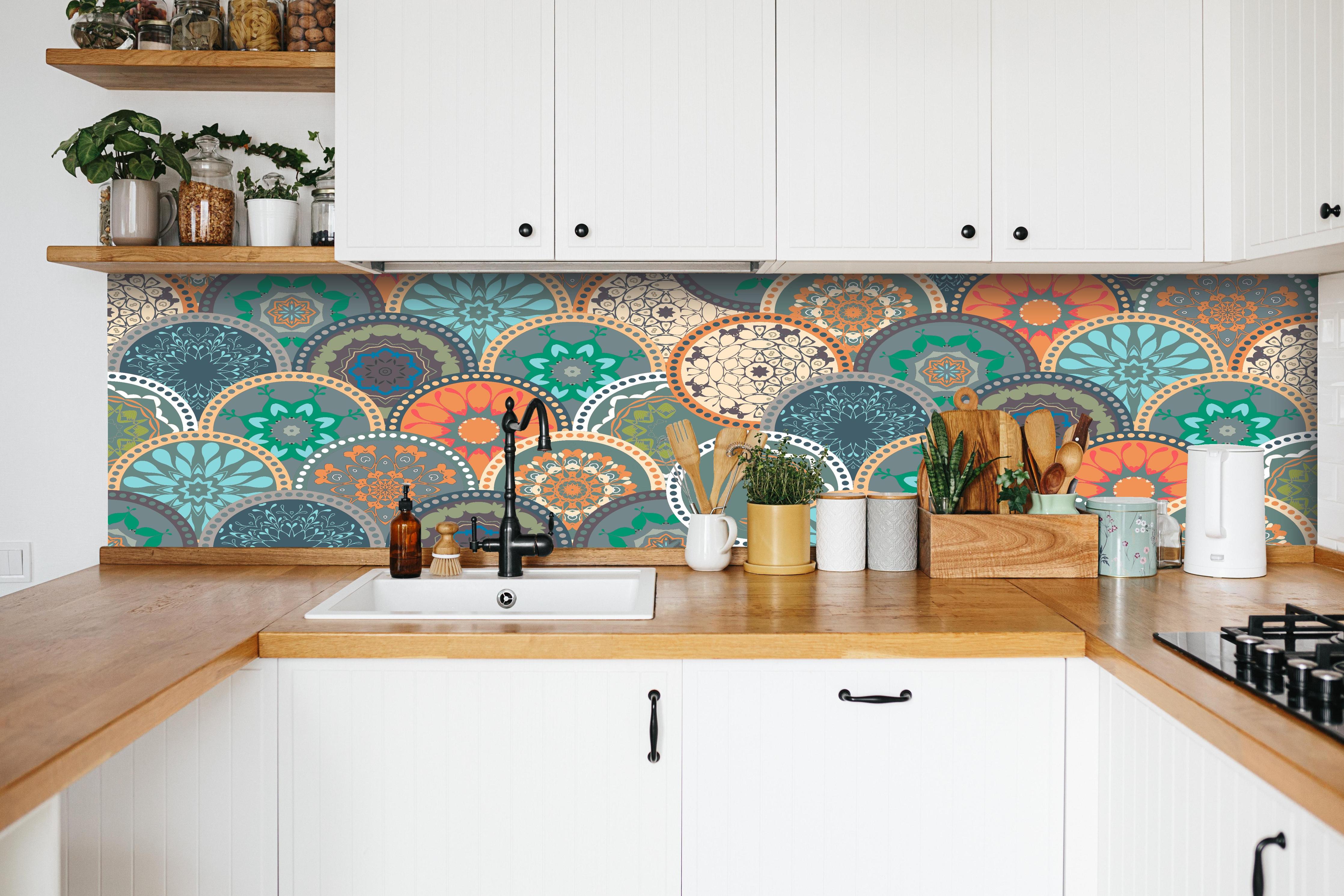 Küche - Buntes Mandala-Design mit floralen Mustern hinter weißen Hochglanz-Küchenregalen und schwarzem Wasserhahn