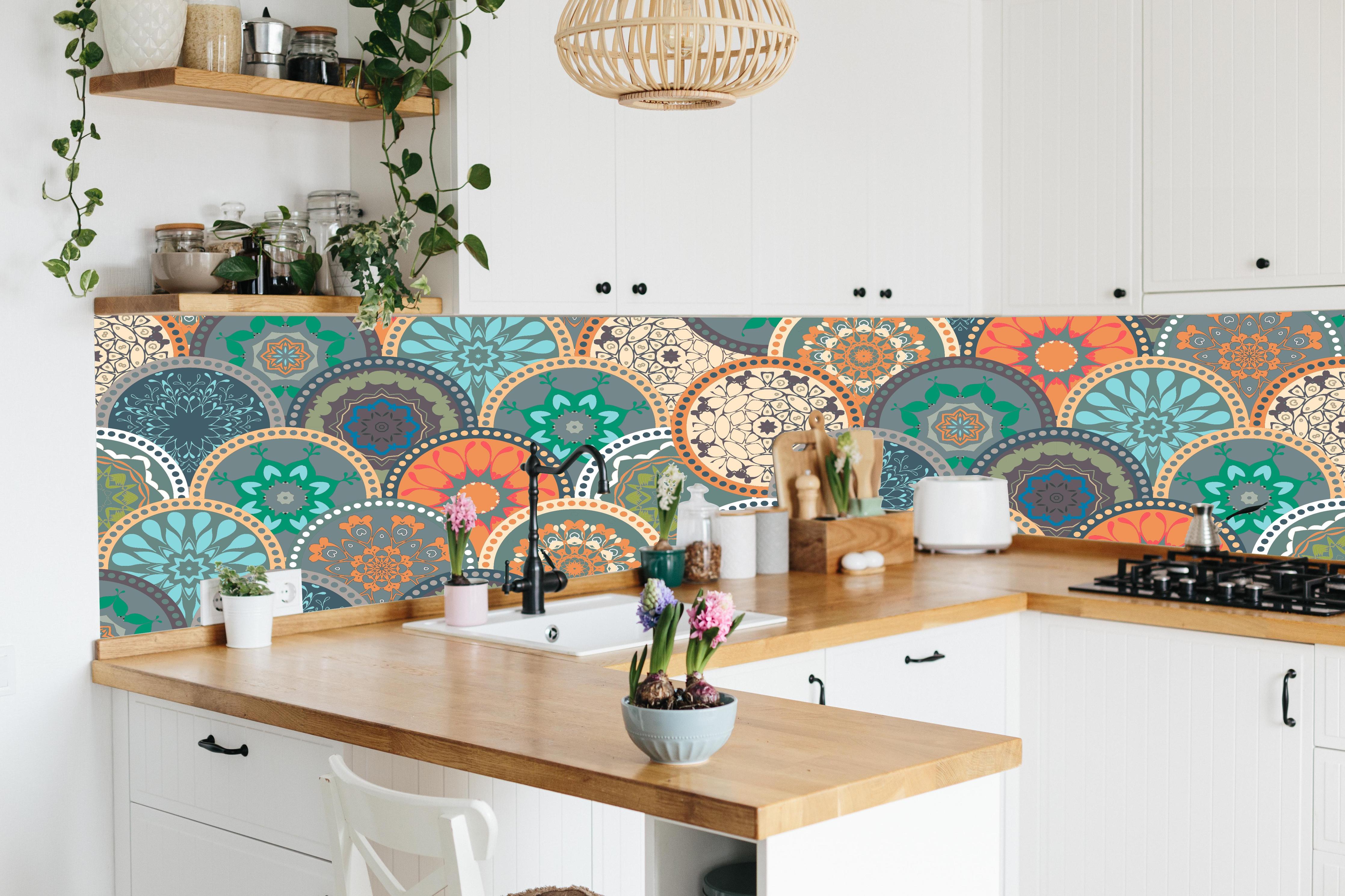 Küche - Buntes Mandala-Design mit floralen Mustern hinter weißen Hochglanz-Küchenregalen und schwarzem Wasserhahn