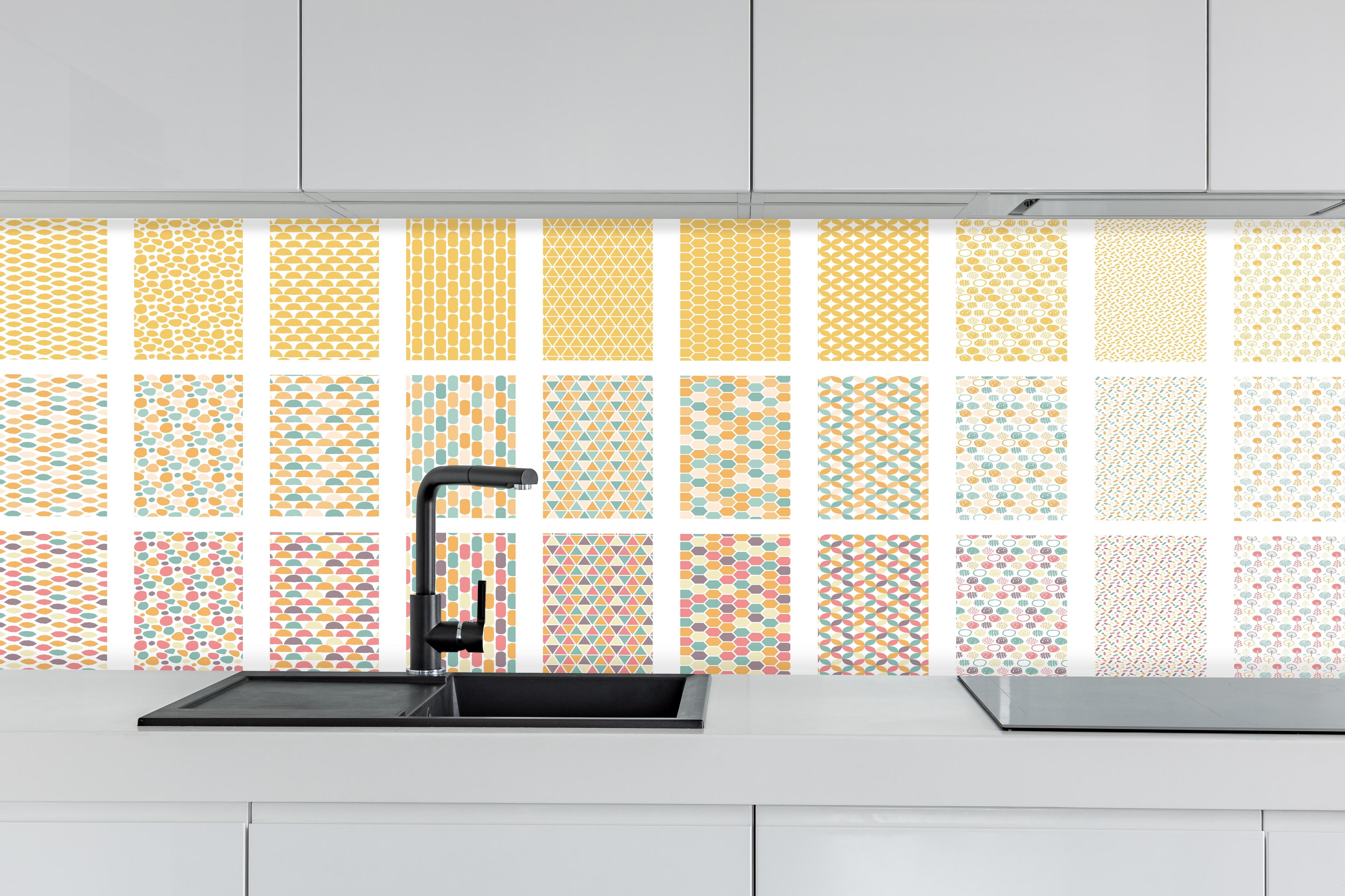 Küche - Buntes Nordic-Design Seamless Muster-Set hinter weißen Hochglanz-Küchenregalen und schwarzem Wasserhahn