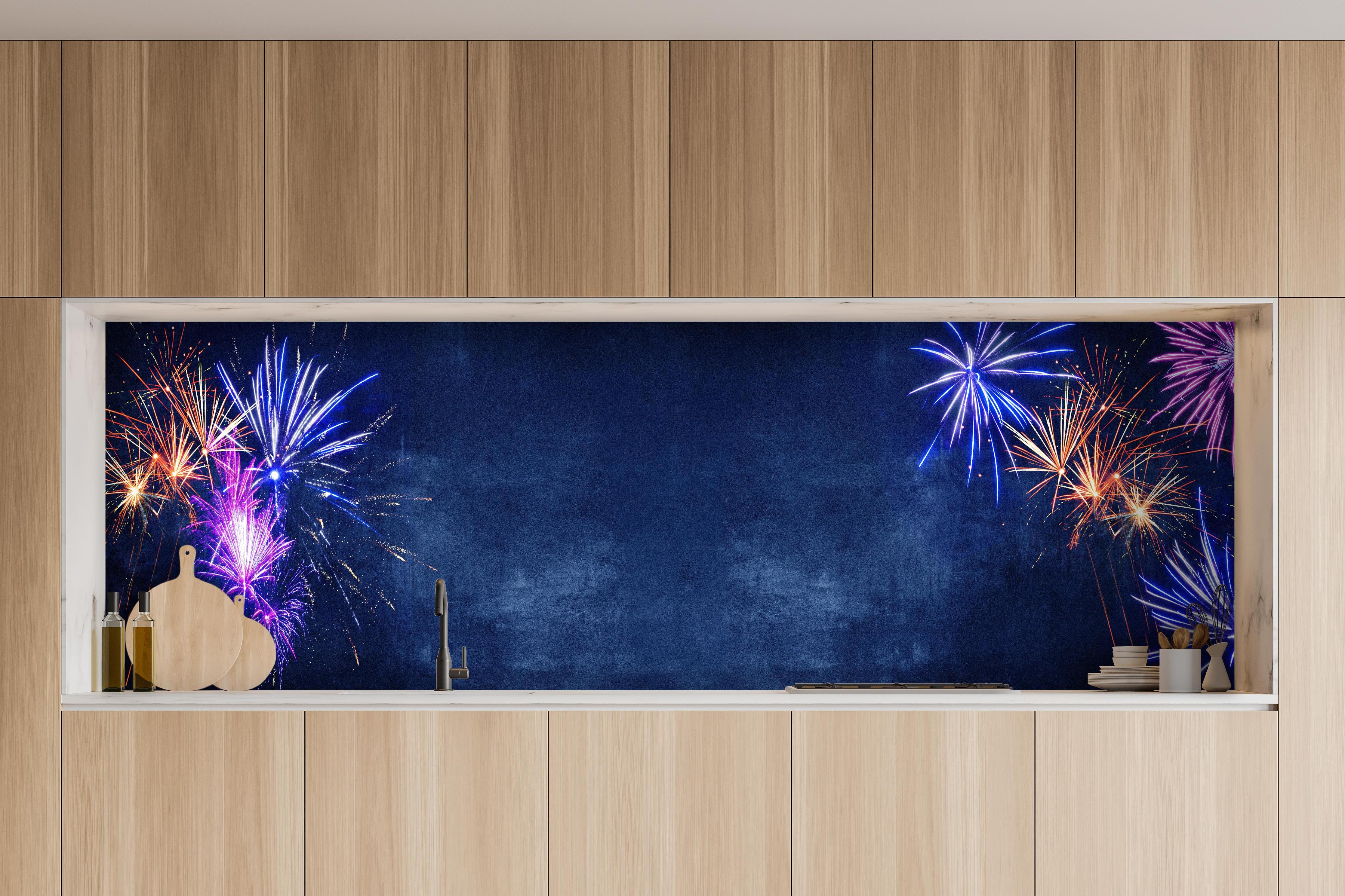 Küche - Buntes Silvester-Feuerwerk am Dunkelblauen Himmel hinter weißen Hochglanz-Küchenregalen und schwarzem Wasserhahn