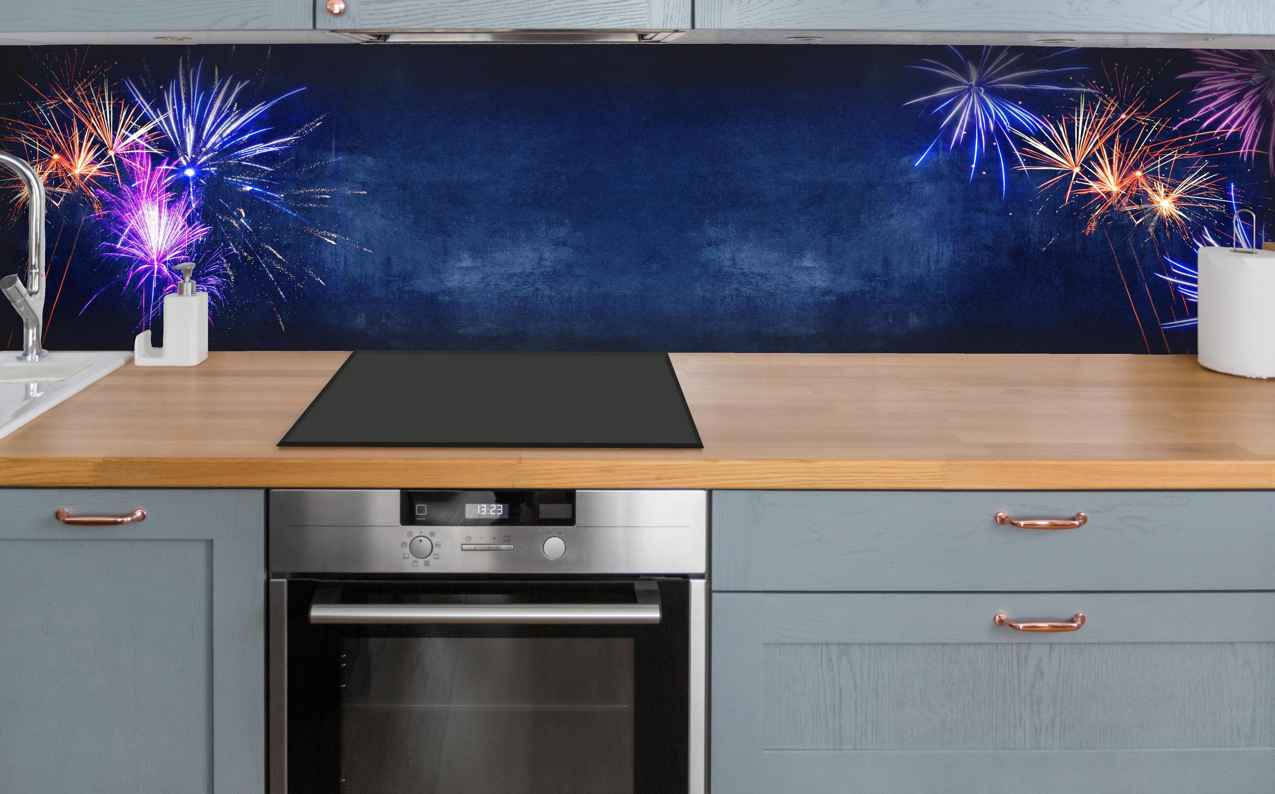 Küche - Buntes Silvester-Feuerwerk am Dunkelblauen Himmel hinter weißen Hochglanz-Küchenregalen und schwarzem Wasserhahn