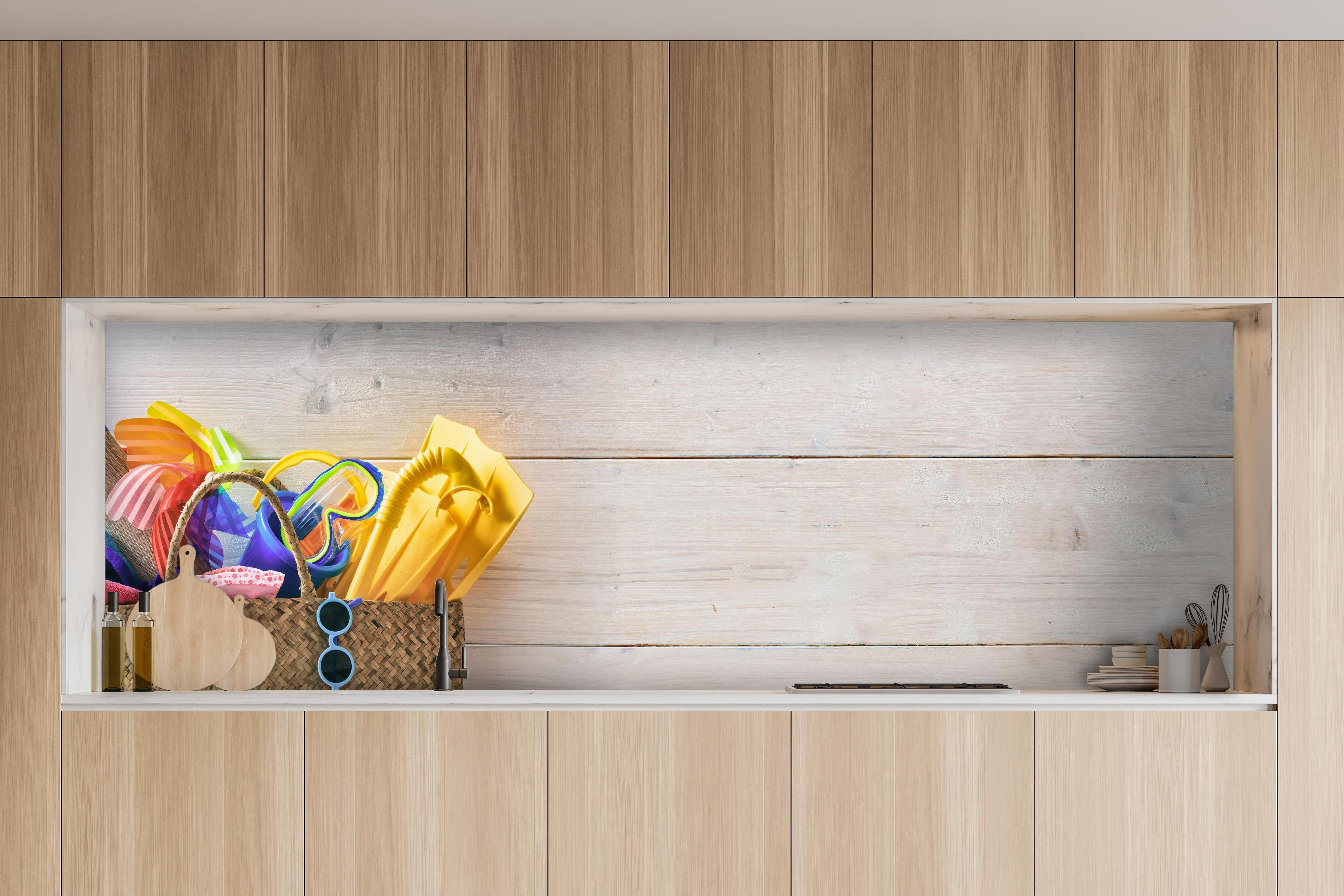 Küche - Buntes Sommer, Strand & Meer Zubehör hinter weißen Hochglanz-Küchenregalen und schwarzem Wasserhahn