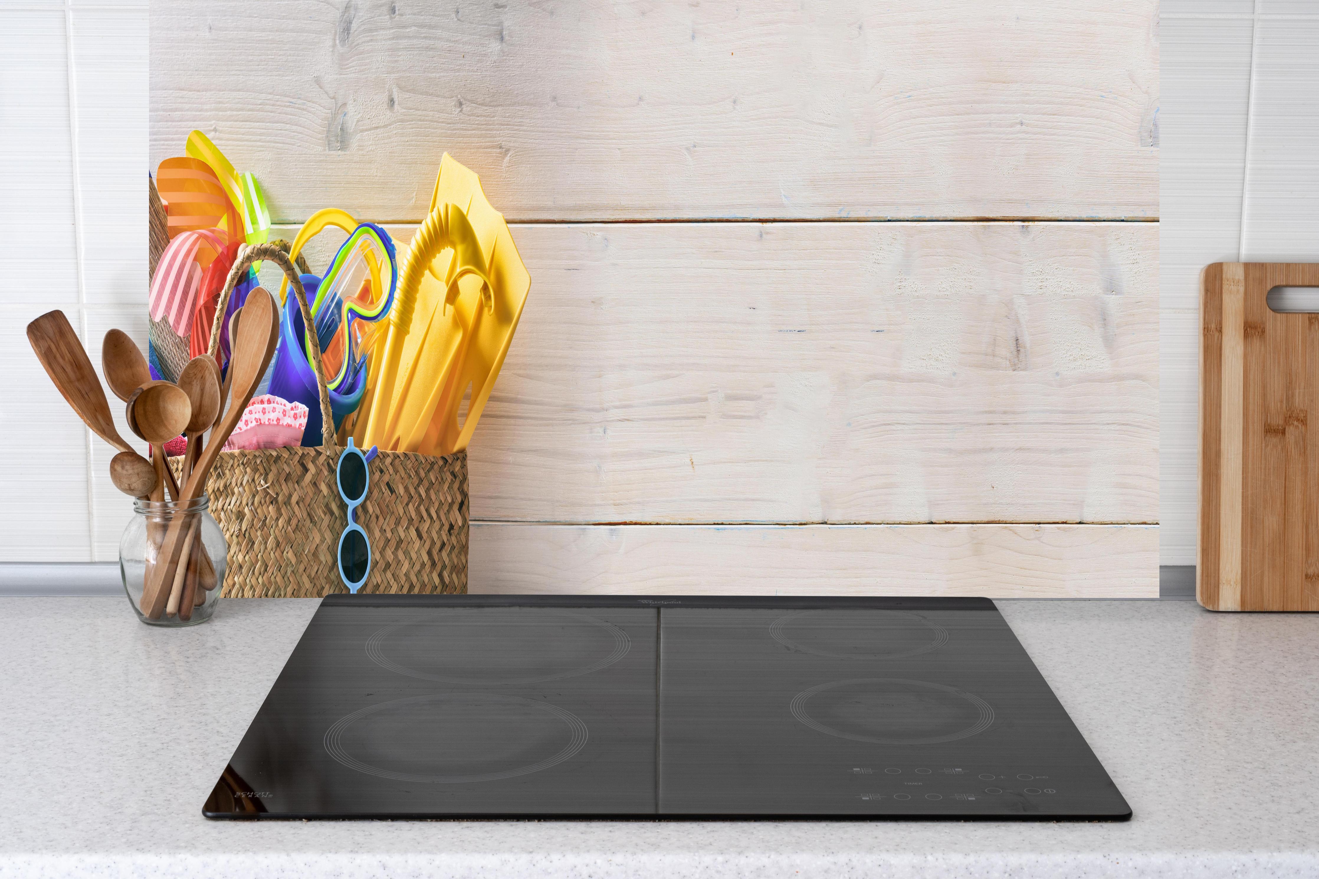 Küche - Buntes Sommer, Strand & Meer Zubehör hinter weißen Hochglanz-Küchenregalen und schwarzem Wasserhahn