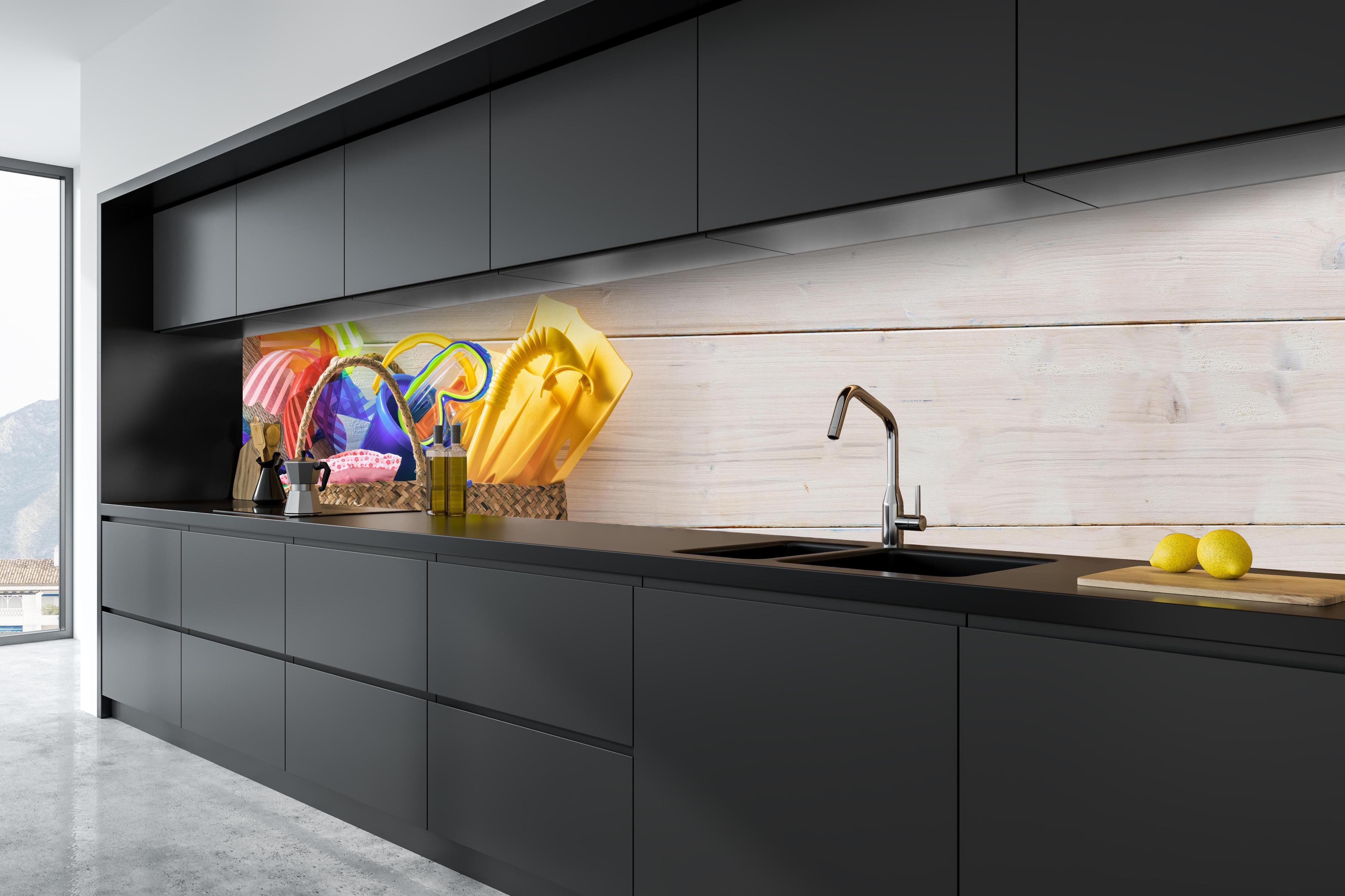 Küche - Buntes Sommer, Strand & Meer Zubehör hinter weißen Hochglanz-Küchenregalen und schwarzem Wasserhahn