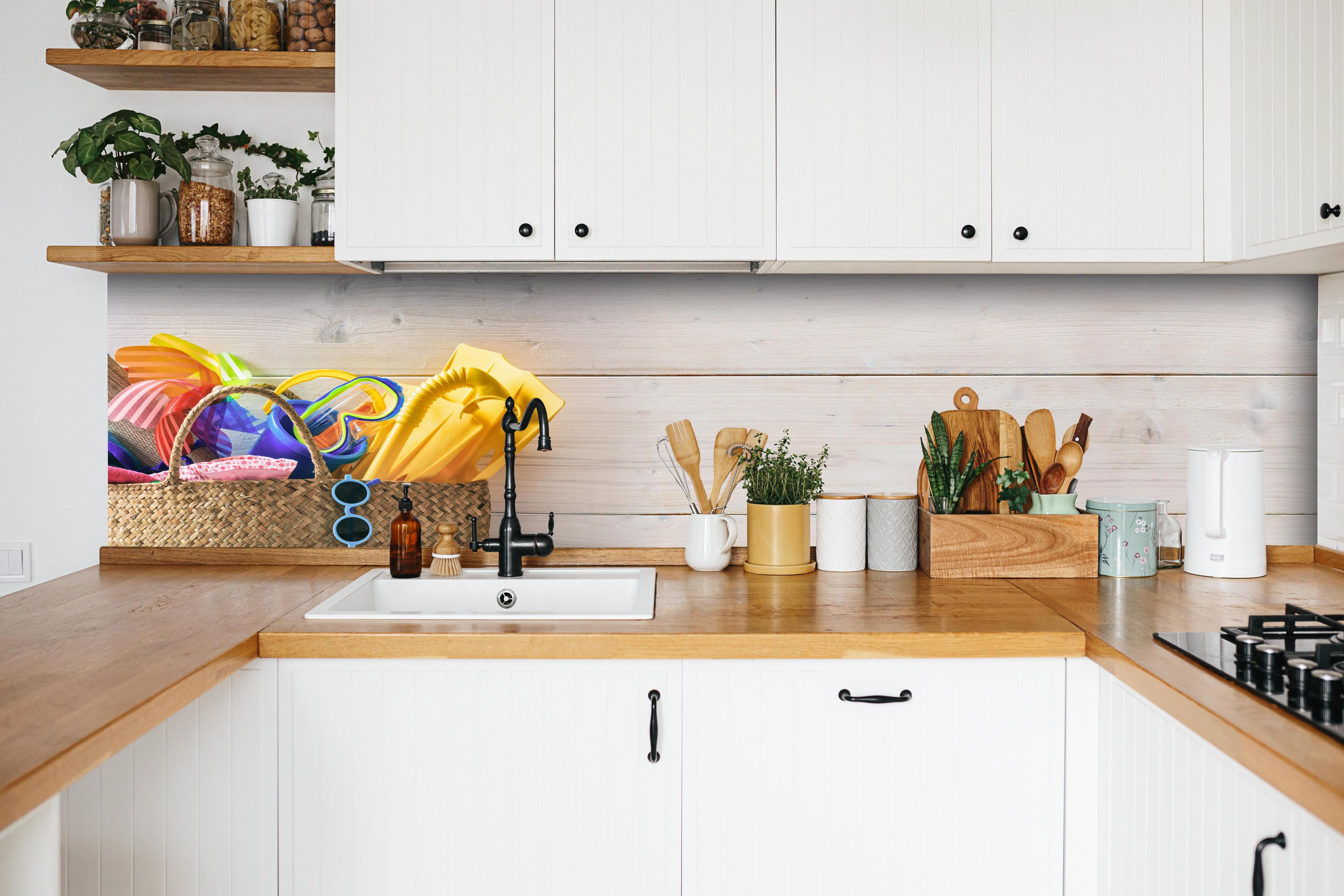 Küche - Buntes Sommer, Strand & Meer Zubehör hinter weißen Hochglanz-Küchenregalen und schwarzem Wasserhahn