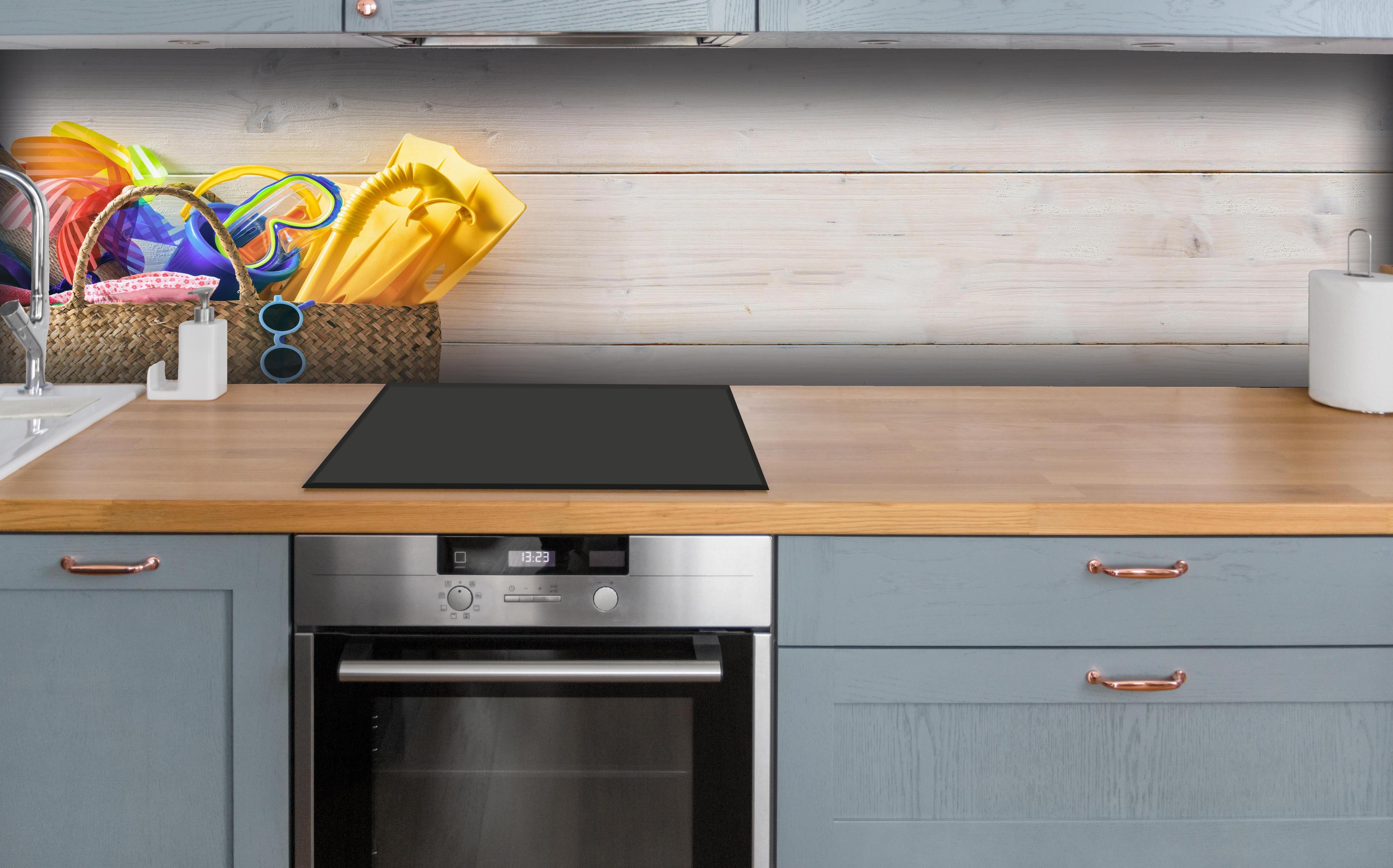 Küche - Buntes Sommer, Strand & Meer Zubehör hinter weißen Hochglanz-Küchenregalen und schwarzem Wasserhahn