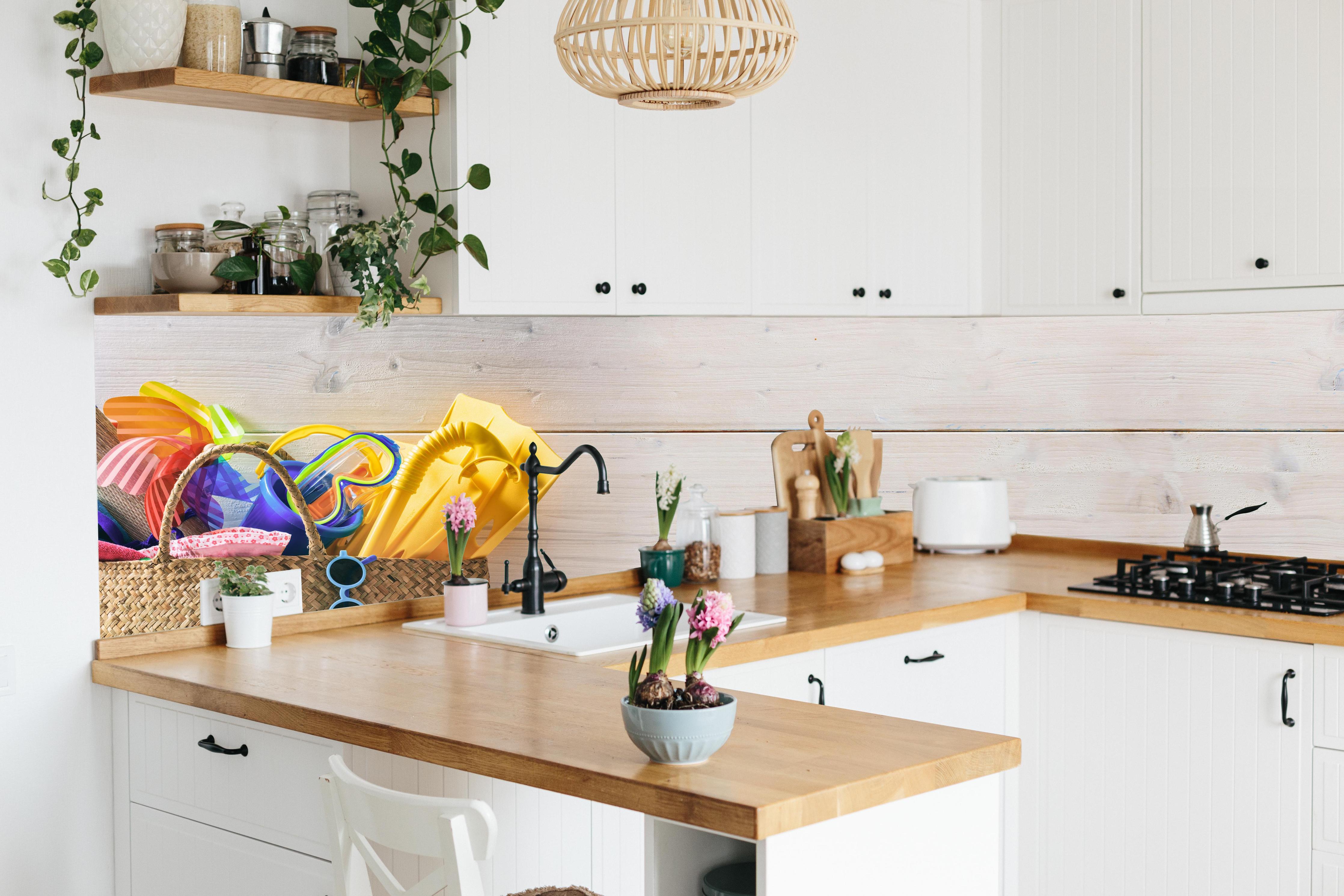 Küche - Buntes Sommer, Strand & Meer Zubehör hinter weißen Hochglanz-Küchenregalen und schwarzem Wasserhahn