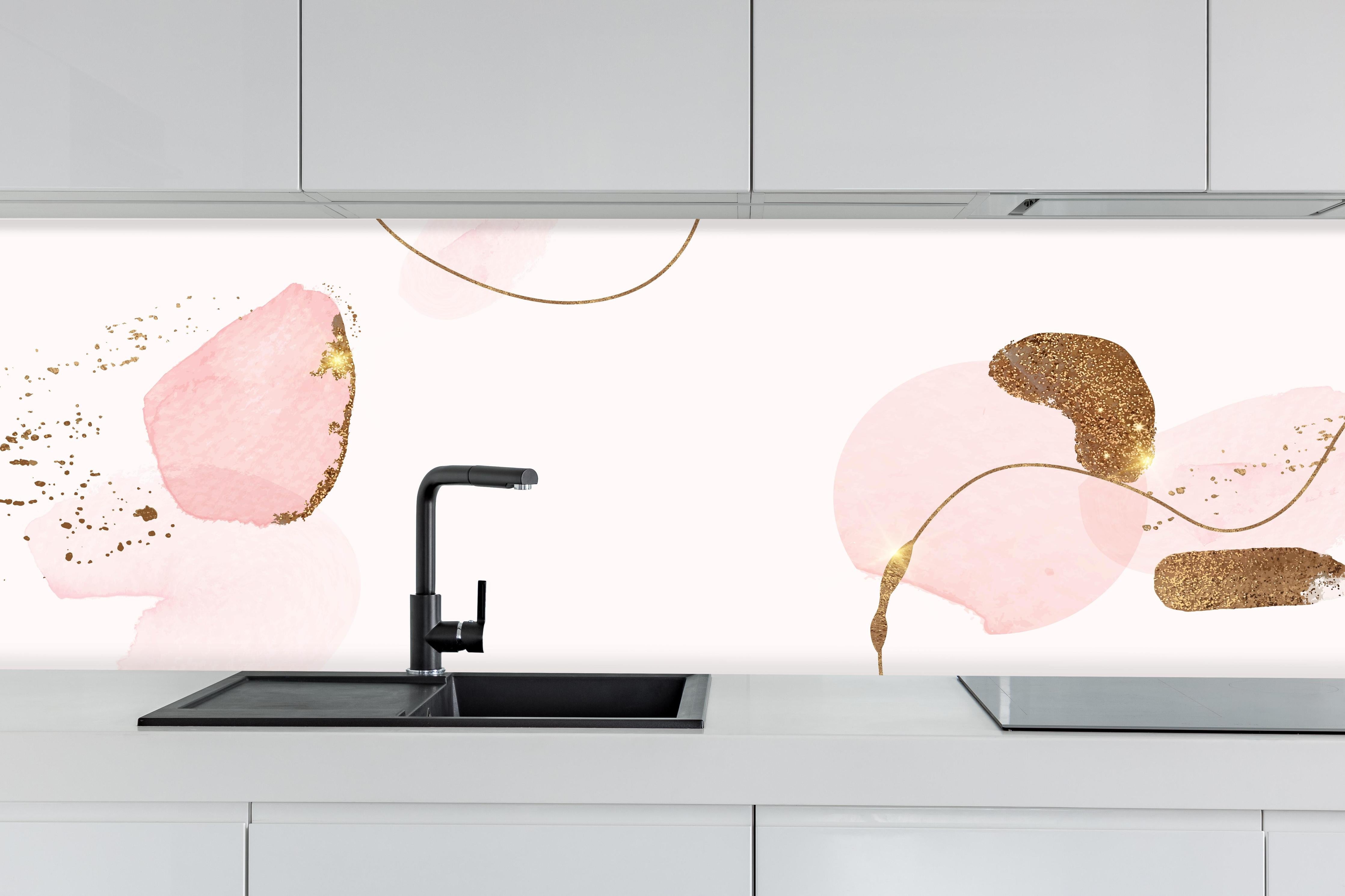 Küche - Chic Rosa und Gold Aquarell Kunstwerk hinter weißen Hochglanz-Küchenregalen und schwarzem Wasserhahn