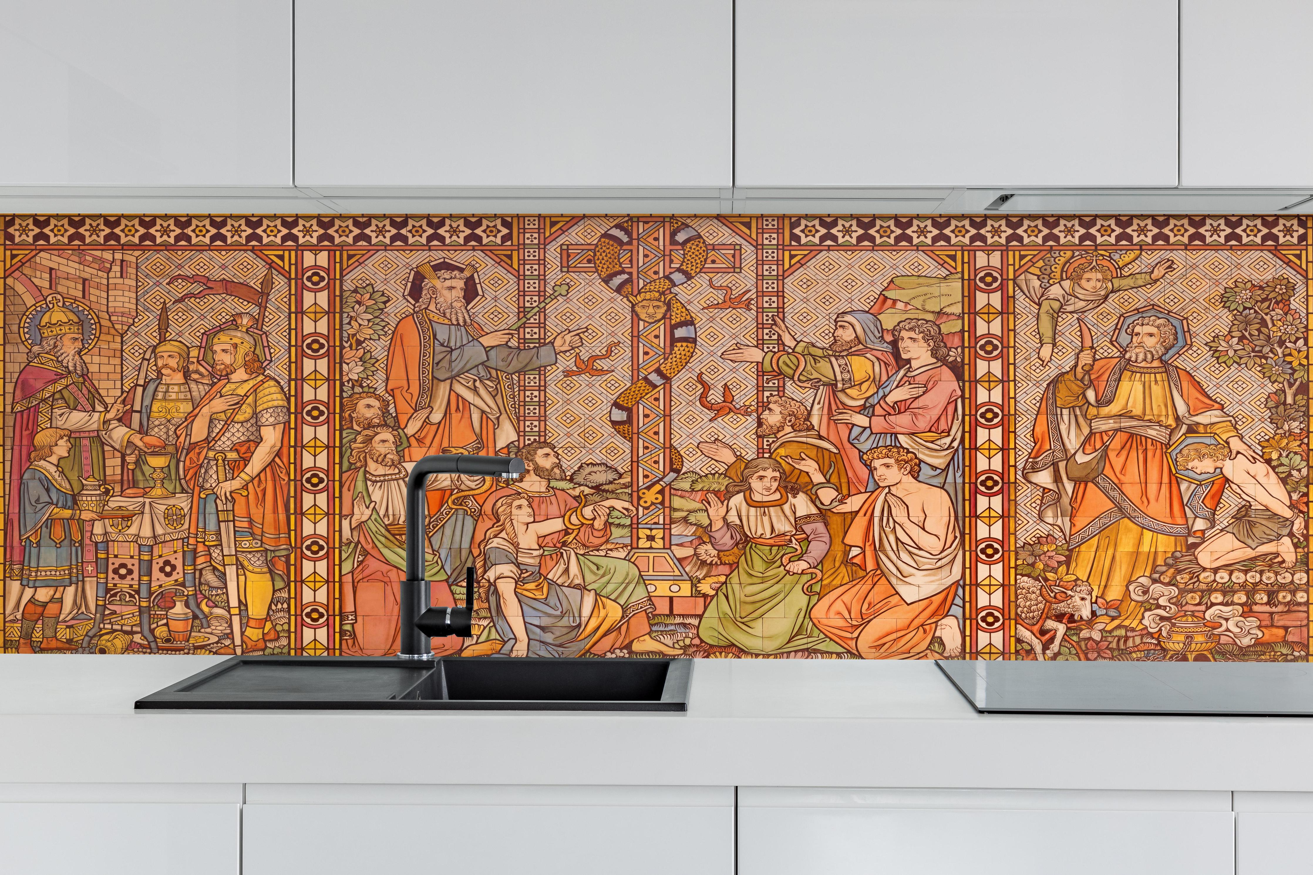 Küche - Christliches Kachelmosaik - Altes Testament hinter weißen Hochglanz-Küchenregalen und schwarzem Wasserhahn
