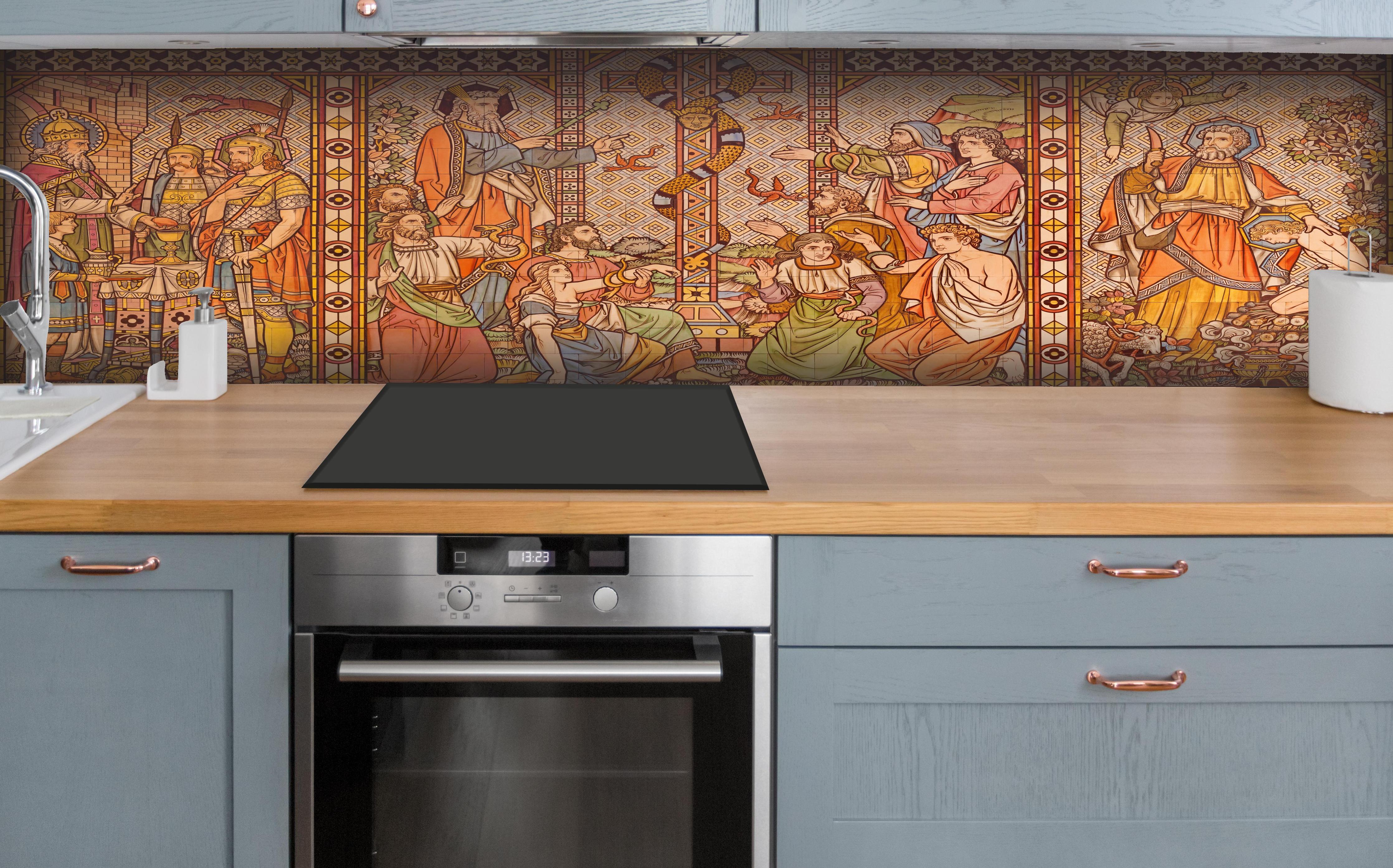 Küche - Christliches Kachelmosaik - Altes Testament hinter weißen Hochglanz-Küchenregalen und schwarzem Wasserhahn