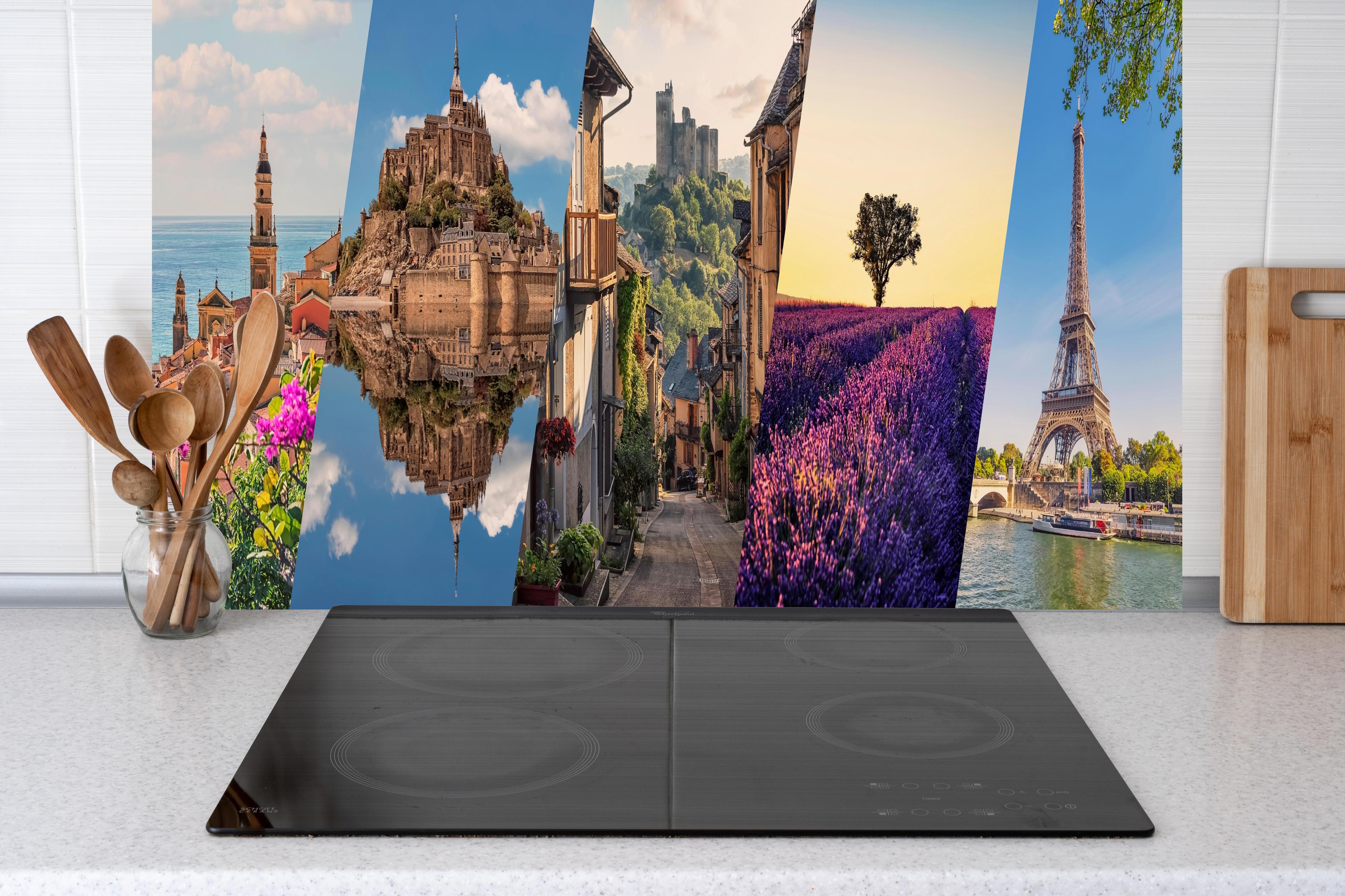 Küche - Collage von Sehenswürdigkeiten hinter weißen Hochglanz-Küchenregalen und schwarzem Wasserhahn