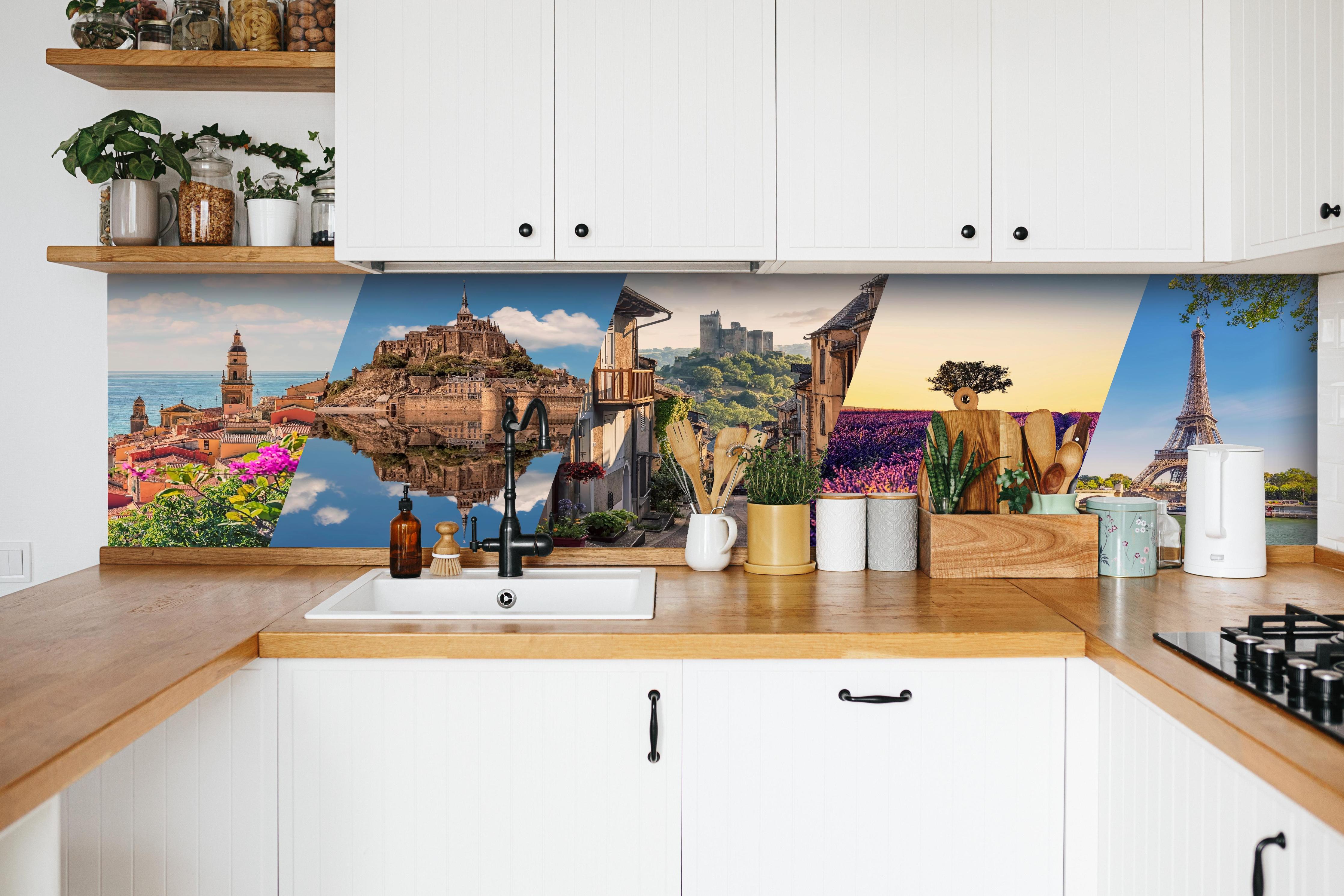 Küche - Collage von Sehenswürdigkeiten hinter weißen Hochglanz-Küchenregalen und schwarzem Wasserhahn