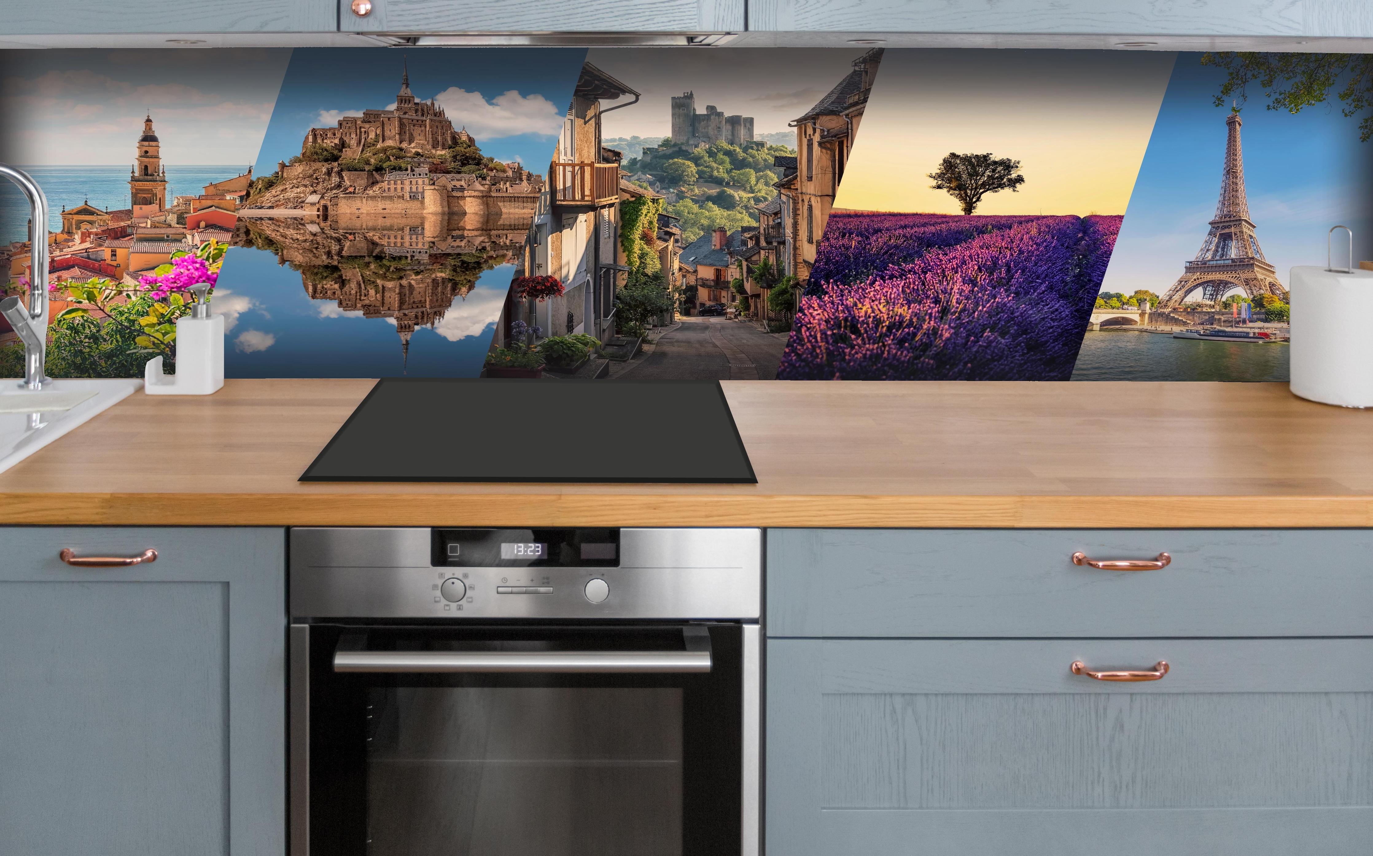 Küche - Collage von Sehenswürdigkeiten hinter weißen Hochglanz-Küchenregalen und schwarzem Wasserhahn