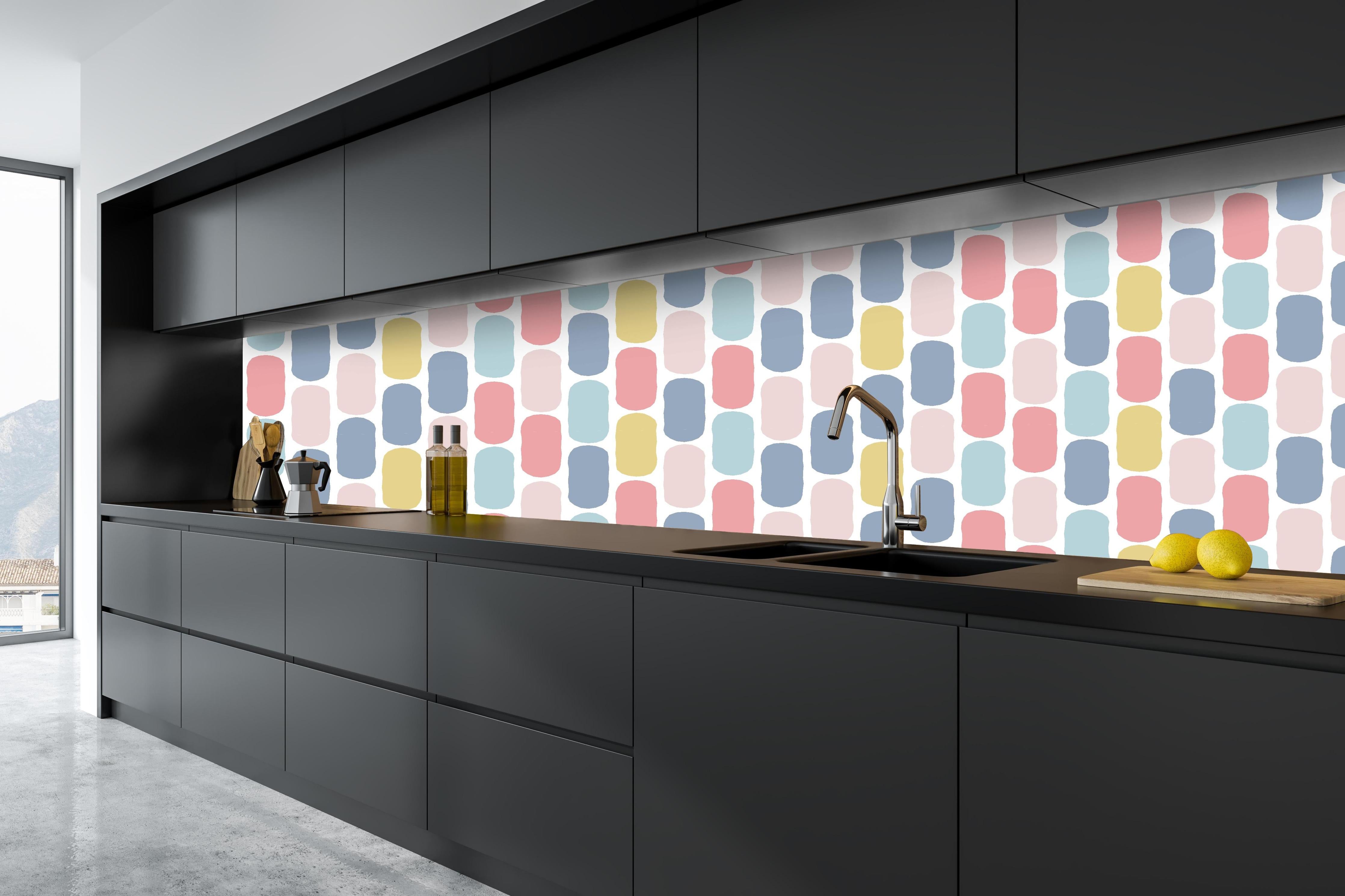 Küche - Colorful Nordic Abstract Muster Tapete hinter weißen Hochglanz-Küchenregalen und schwarzem Wasserhahn