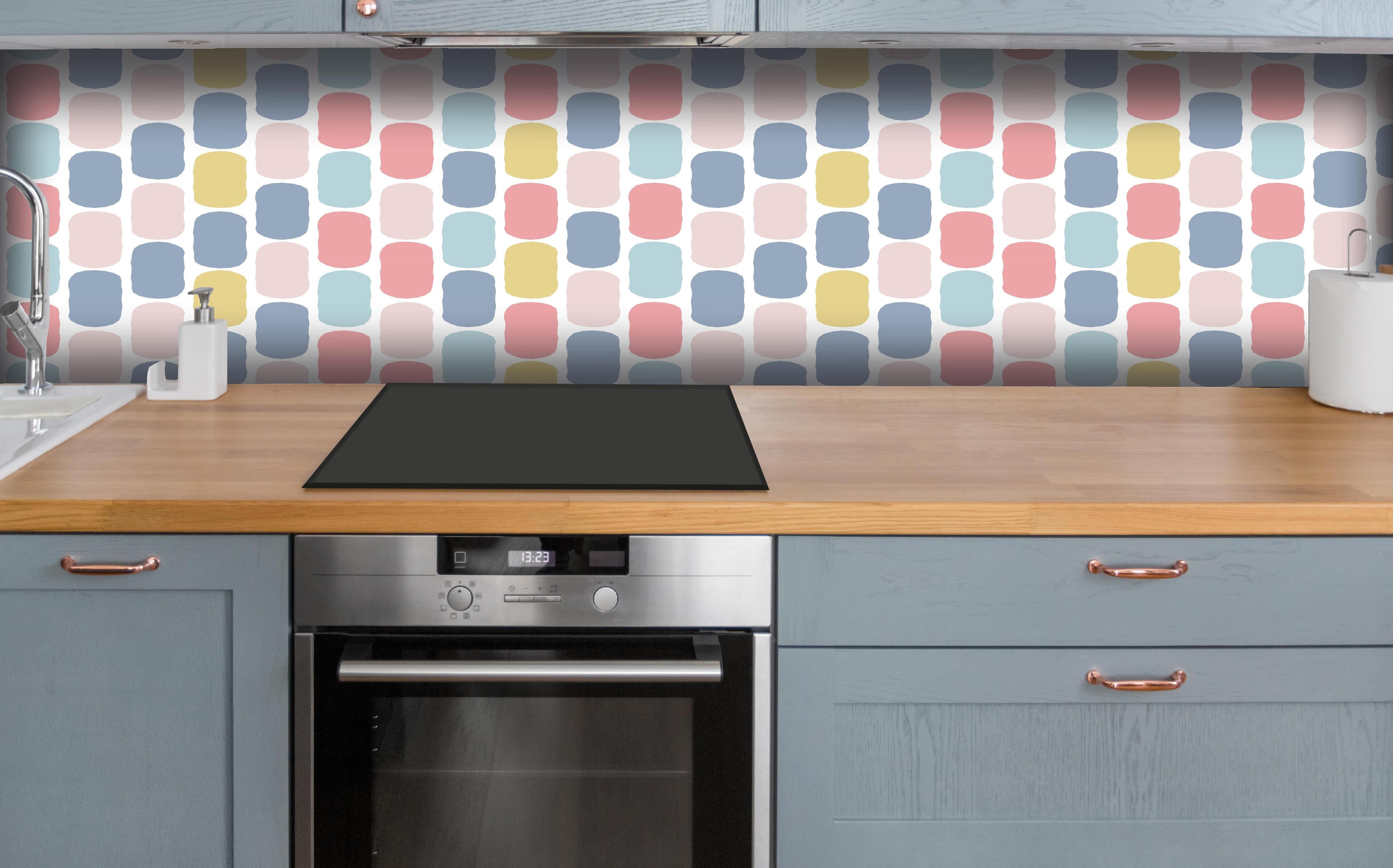 Küche - Colorful Nordic Abstract Muster Tapete hinter weißen Hochglanz-Küchenregalen und schwarzem Wasserhahn