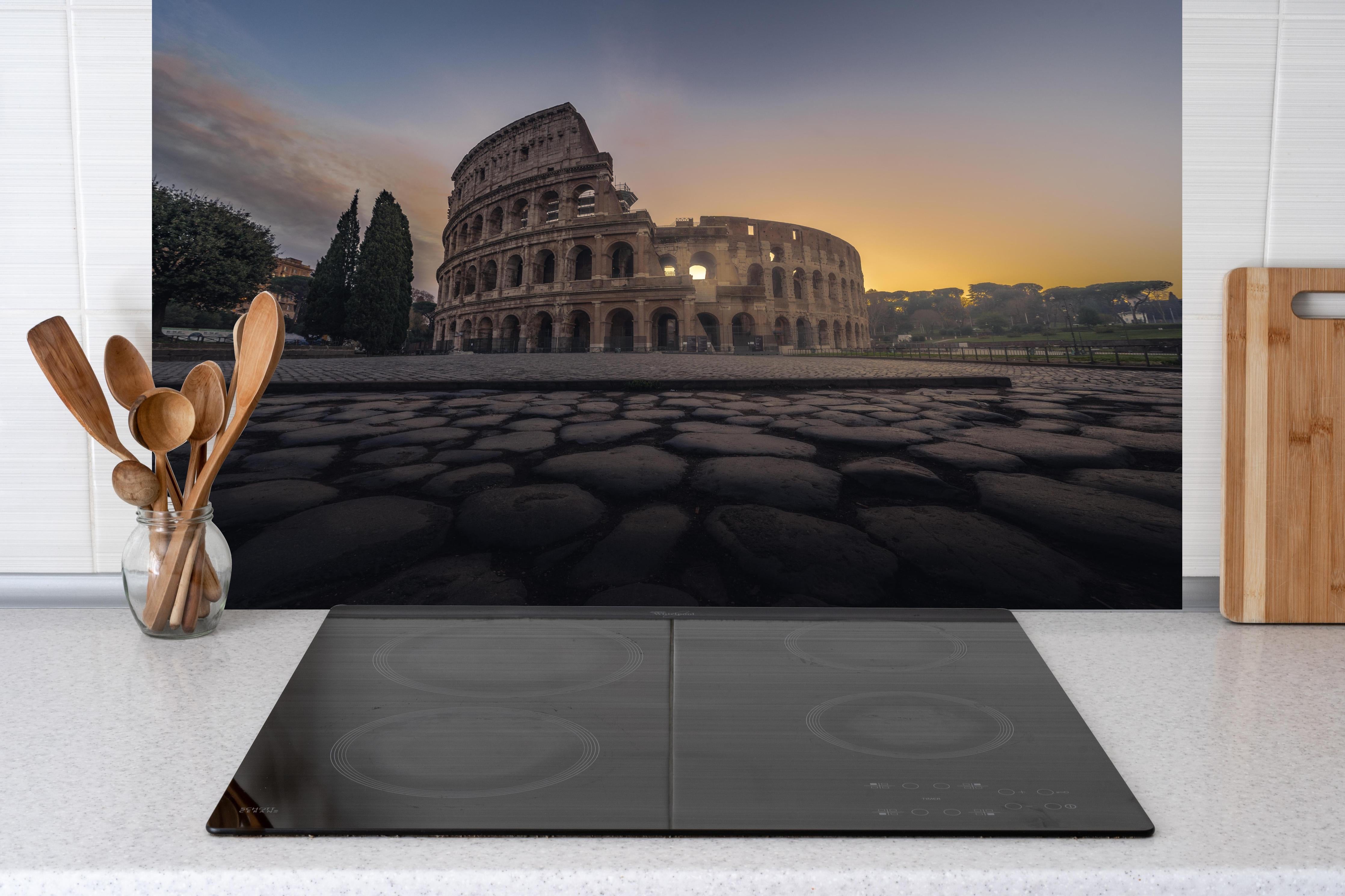 Küche - Colosseum, Rome, Italy hinter weißen Hochglanz-Küchenregalen und schwarzem Wasserhahn