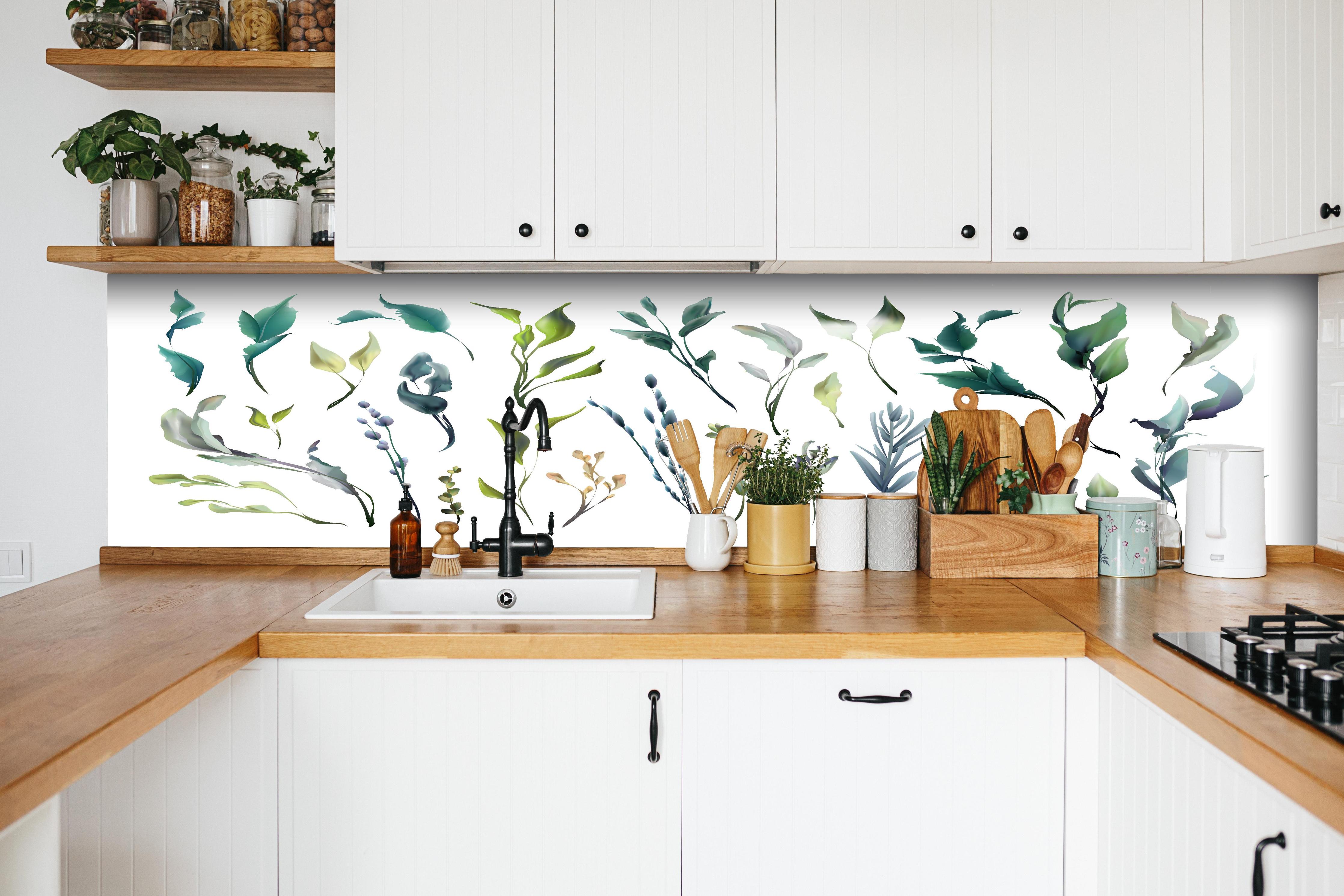 Küche - Dekorative Aquarell Pflanzen und Blätter Kollektion hinter weißen Hochglanz-Küchenregalen und schwarzem Wasserhahn