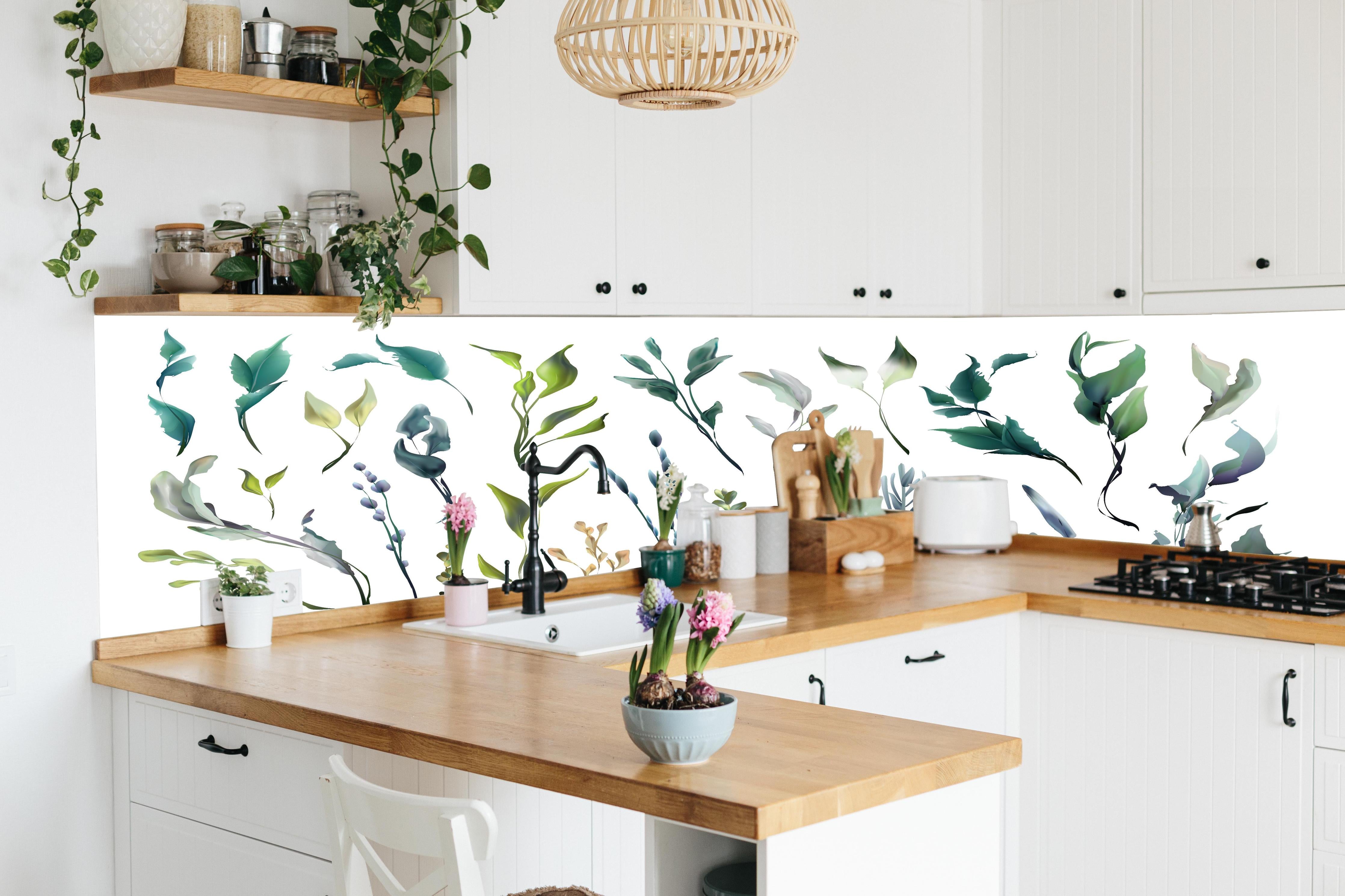 Küche - Dekorative Aquarell Pflanzen und Blätter Kollektion hinter weißen Hochglanz-Küchenregalen und schwarzem Wasserhahn