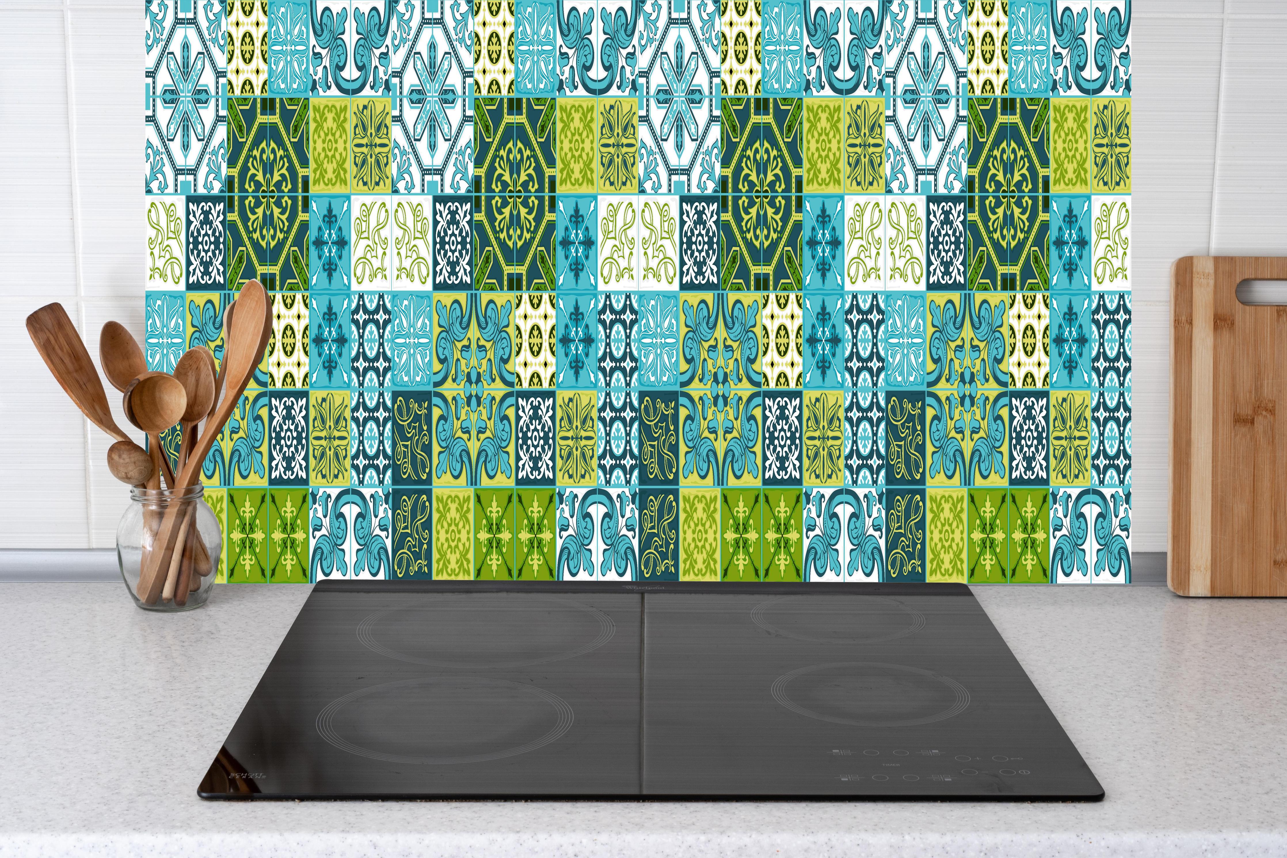 Küche - Dekorative Blau-Grüne Fliesen mit Muster hinter weißen Hochglanz-Küchenregalen und schwarzem Wasserhahn