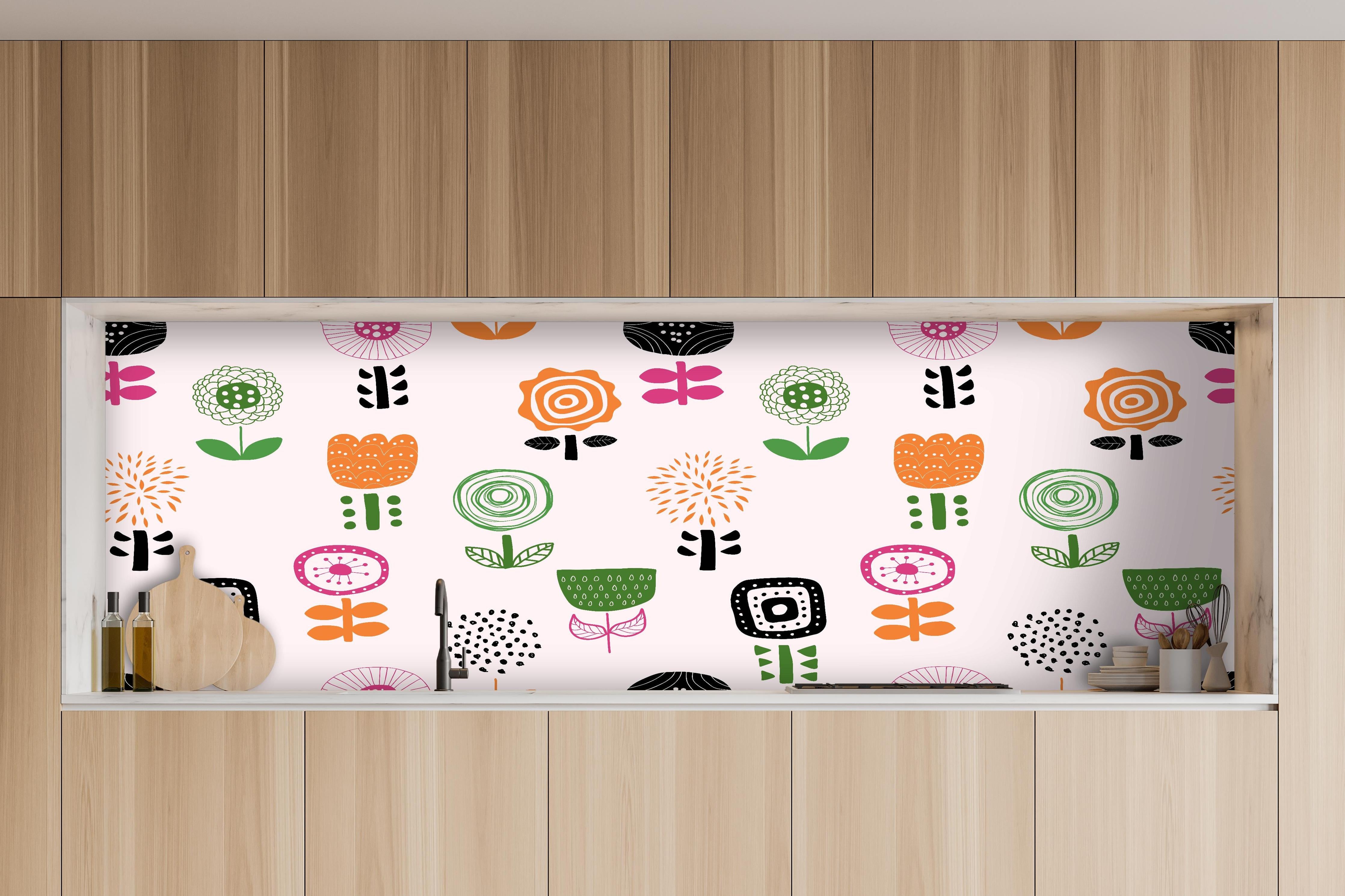 Küche - Dekorative Bunte Pflanzen Tapetenmuster hinter weißen Hochglanz-Küchenregalen und schwarzem Wasserhahn