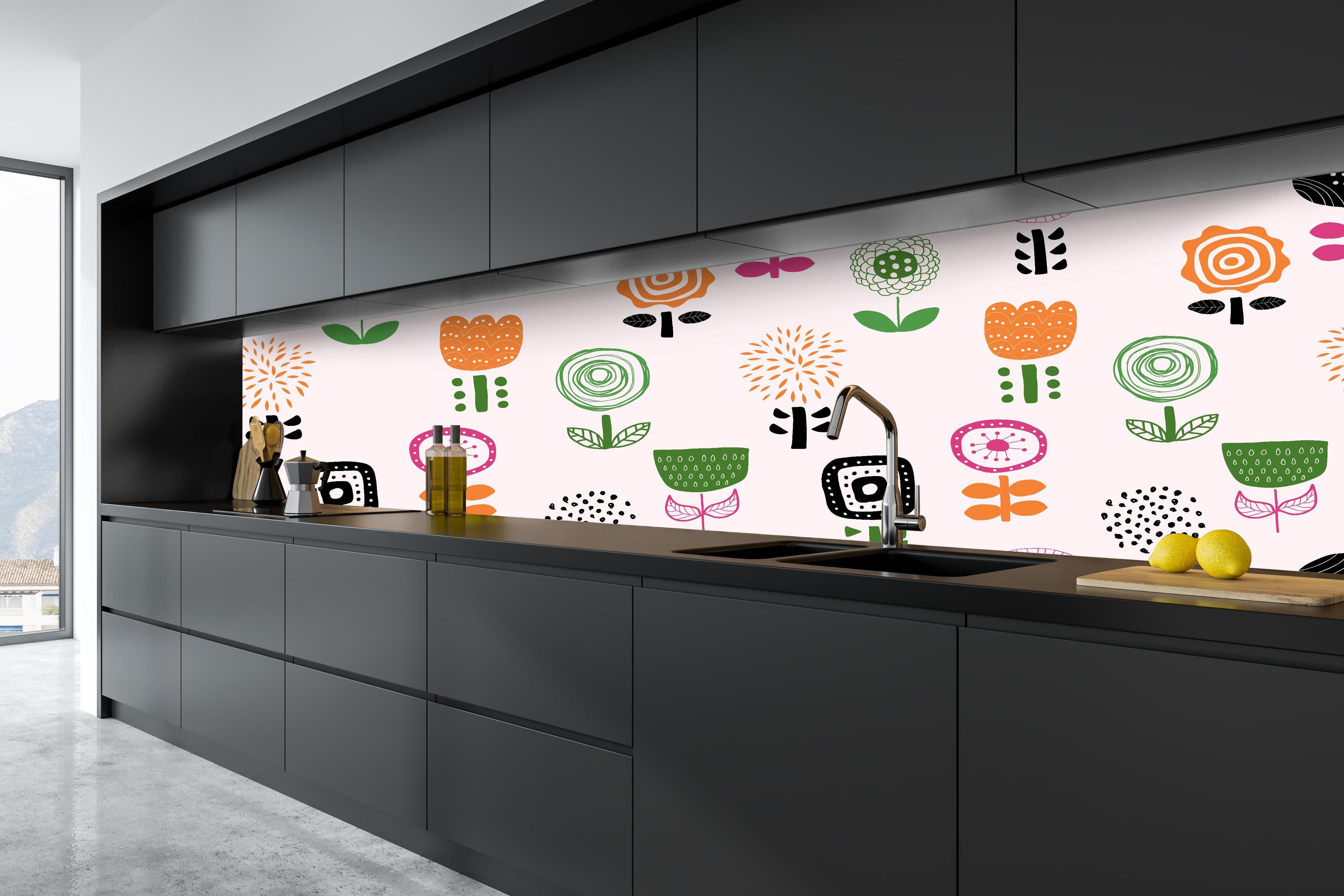 Küche - Dekorative Bunte Pflanzen Tapetenmuster hinter weißen Hochglanz-Küchenregalen und schwarzem Wasserhahn