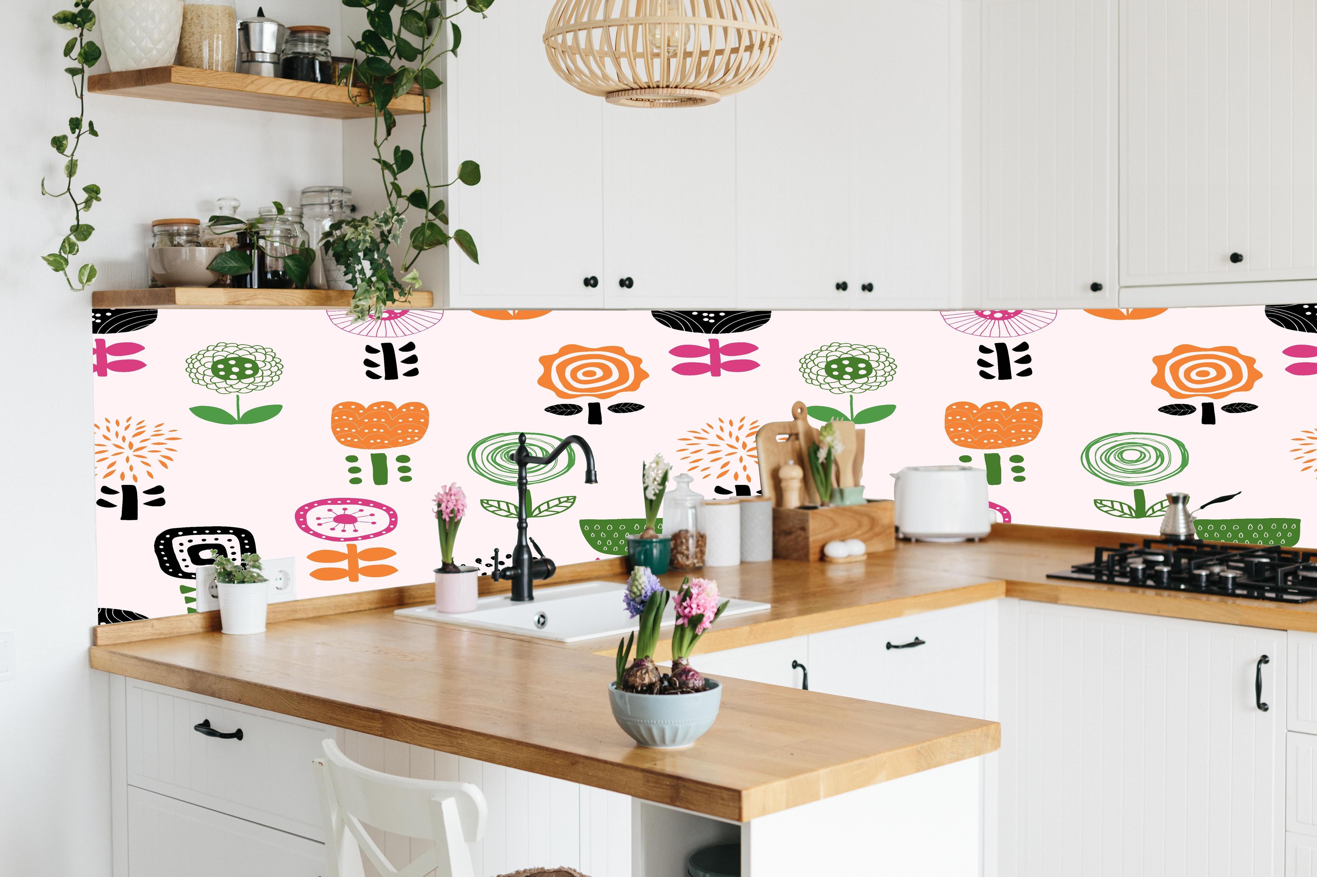 Küche - Dekorative Bunte Pflanzen Tapetenmuster hinter weißen Hochglanz-Küchenregalen und schwarzem Wasserhahn