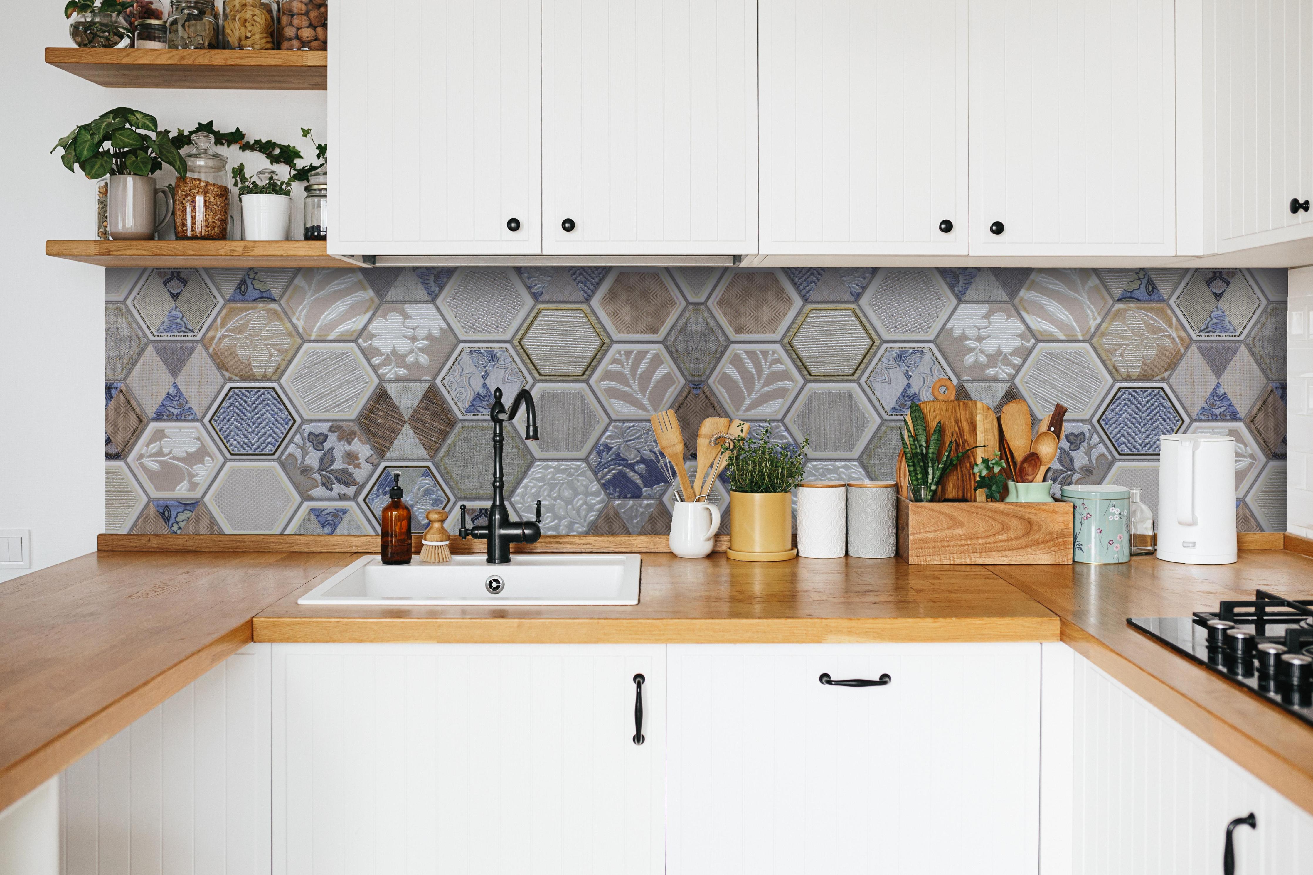 Küche - Dekorative Geometrie Fliesen in Blau-Beige hinter weißen Hochglanz-Küchenregalen und schwarzem Wasserhahn