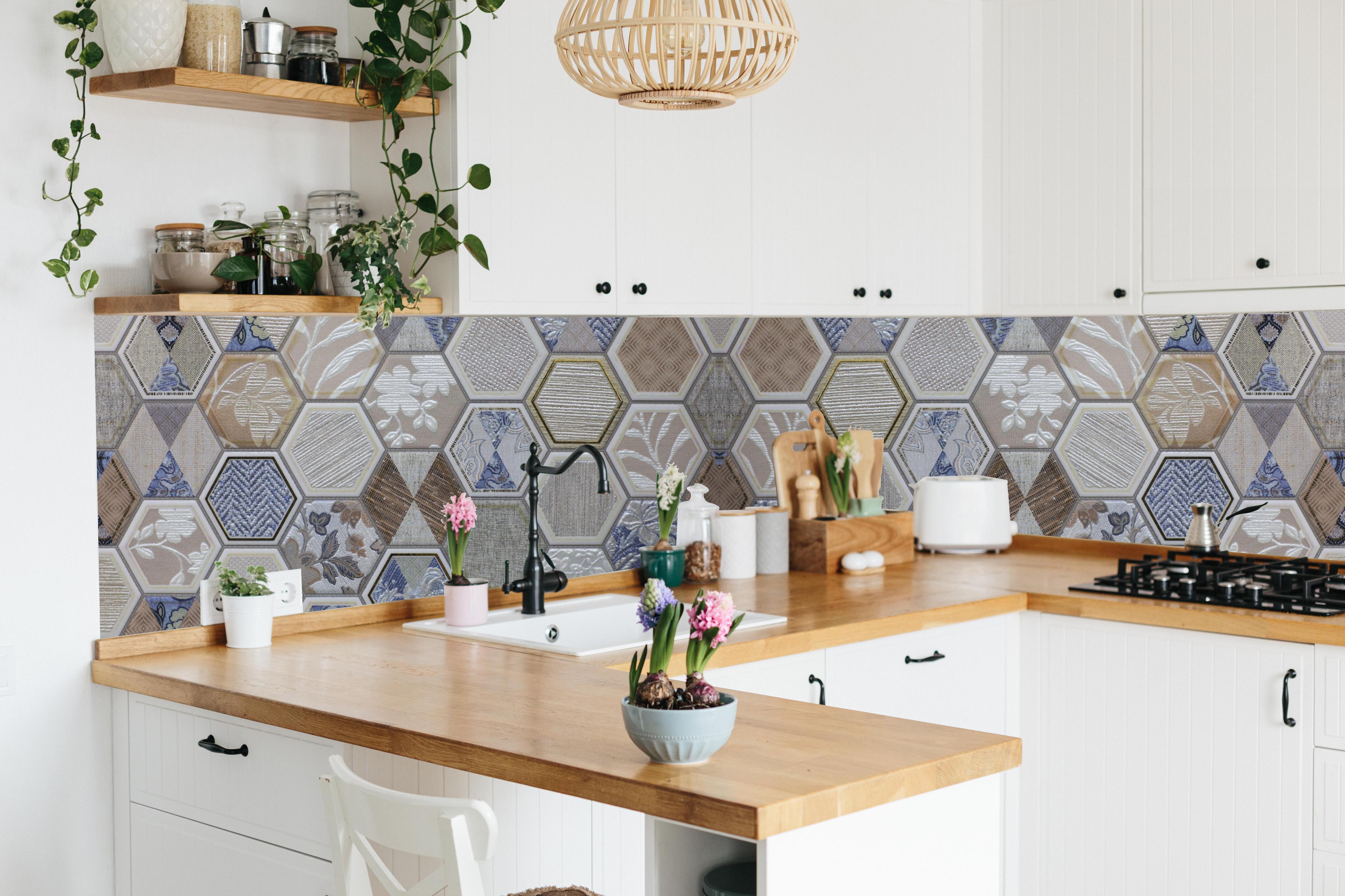 Küche - Dekorative Geometrie Fliesen in Blau-Beige hinter weißen Hochglanz-Küchenregalen und schwarzem Wasserhahn