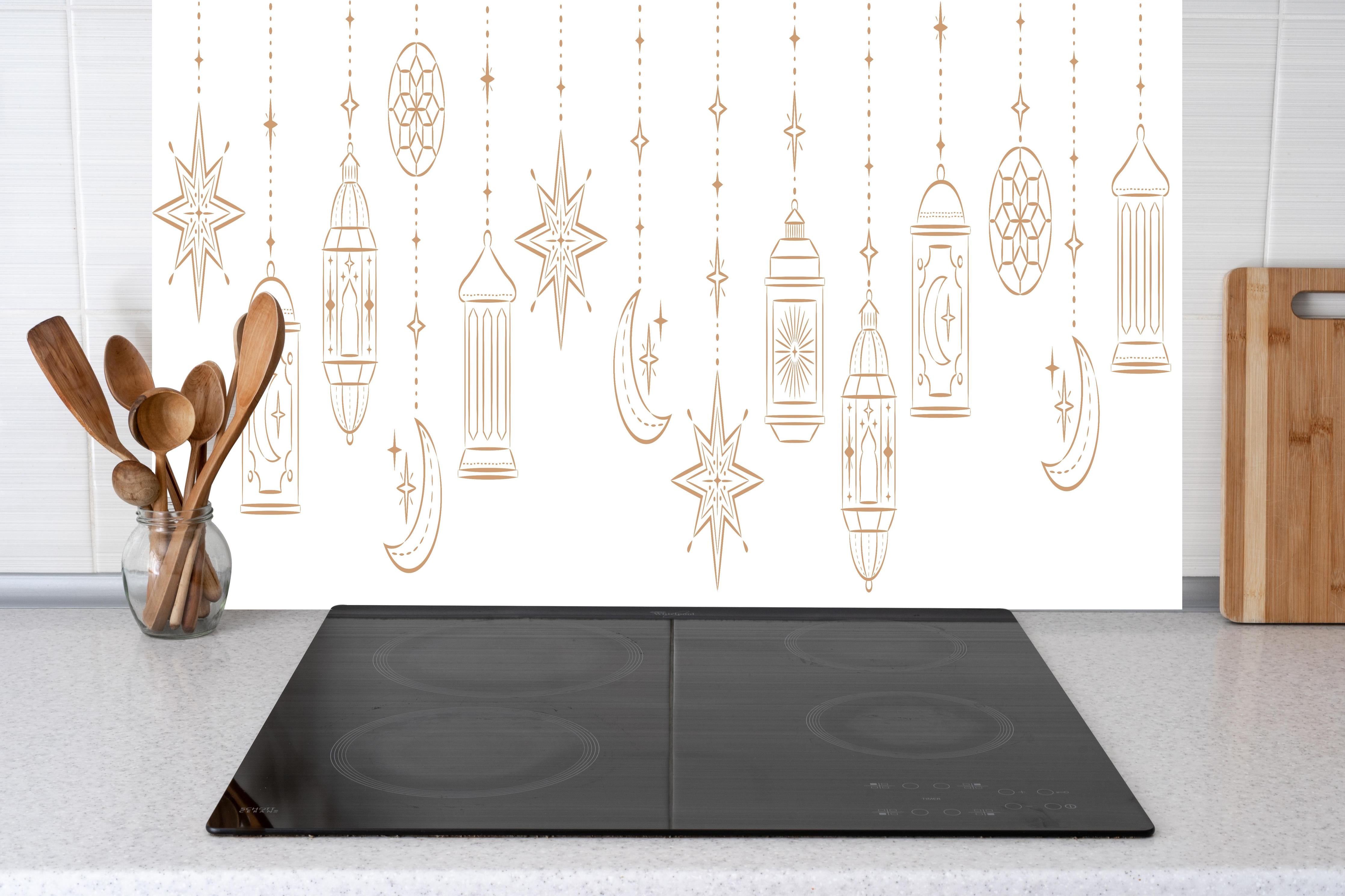 Küche - Dekorative Goldene Laternen und Sterne Illustration hinter weißen Hochglanz-Küchenregalen und schwarzem Wasserhahn