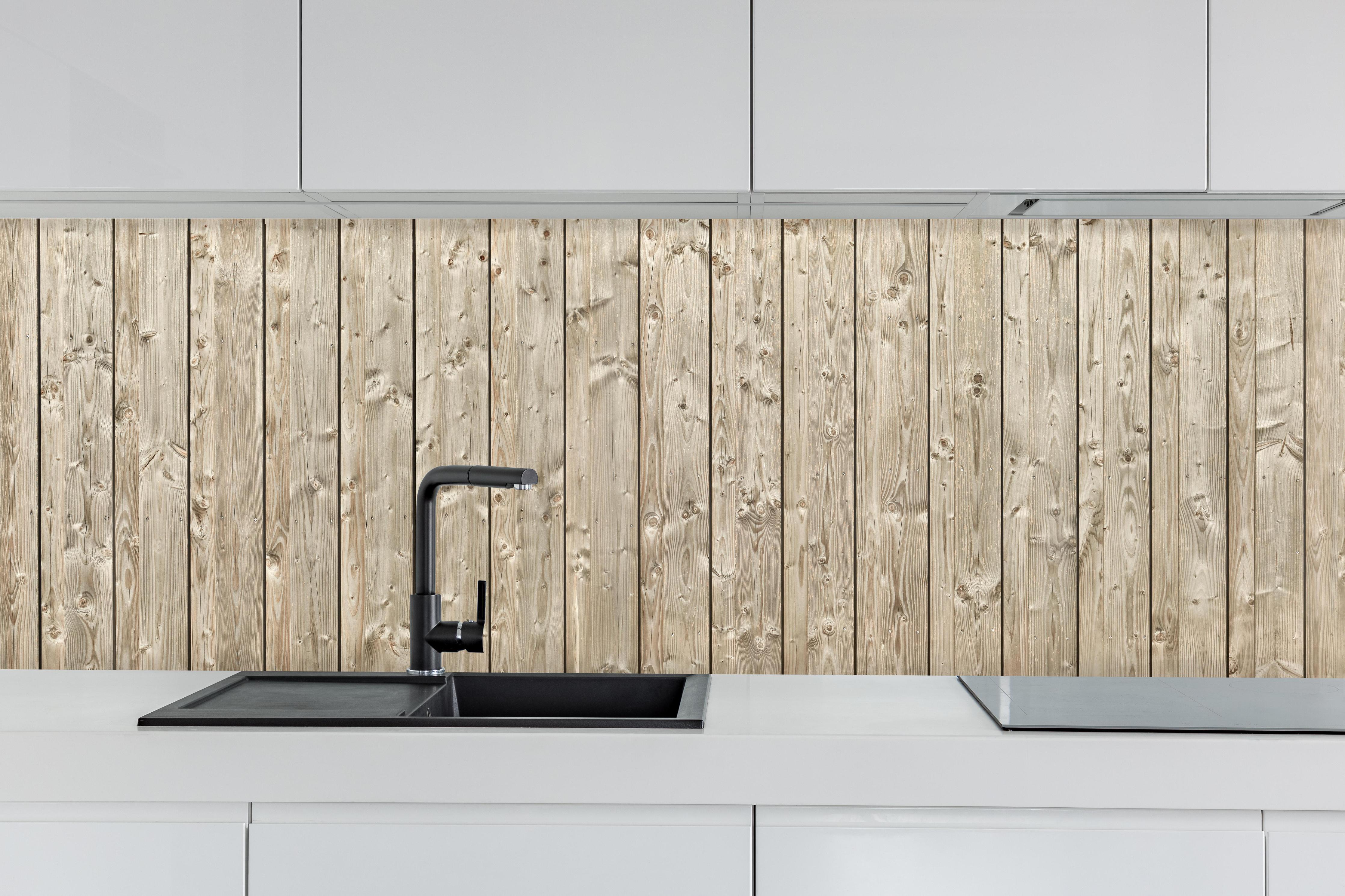 Küche - Dekorative Holztextur hinter weißen Hochglanz-Küchenregalen und schwarzem Wasserhahn