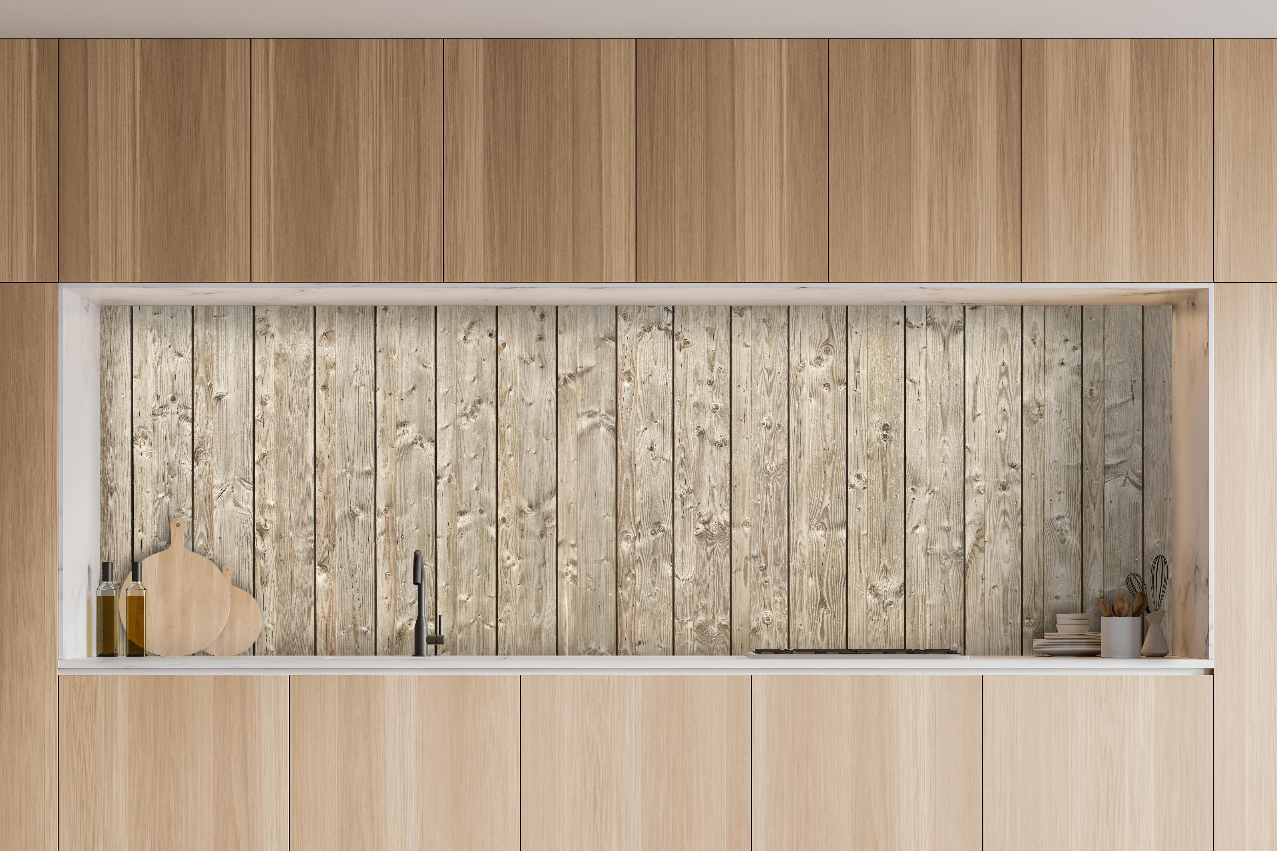 Küche - Dekorative Holztextur hinter weißen Hochglanz-Küchenregalen und schwarzem Wasserhahn