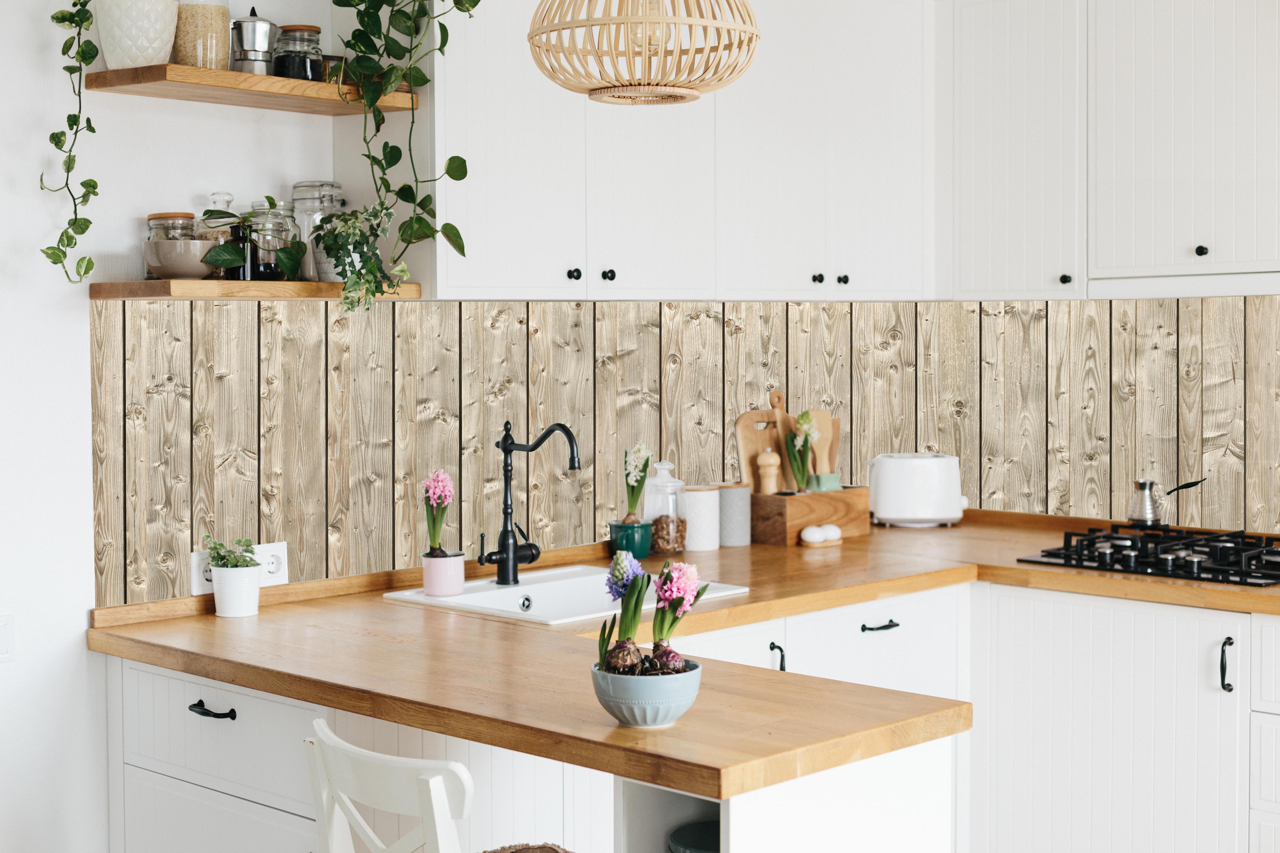 Küche - Dekorative Holztextur hinter weißen Hochglanz-Küchenregalen und schwarzem Wasserhahn