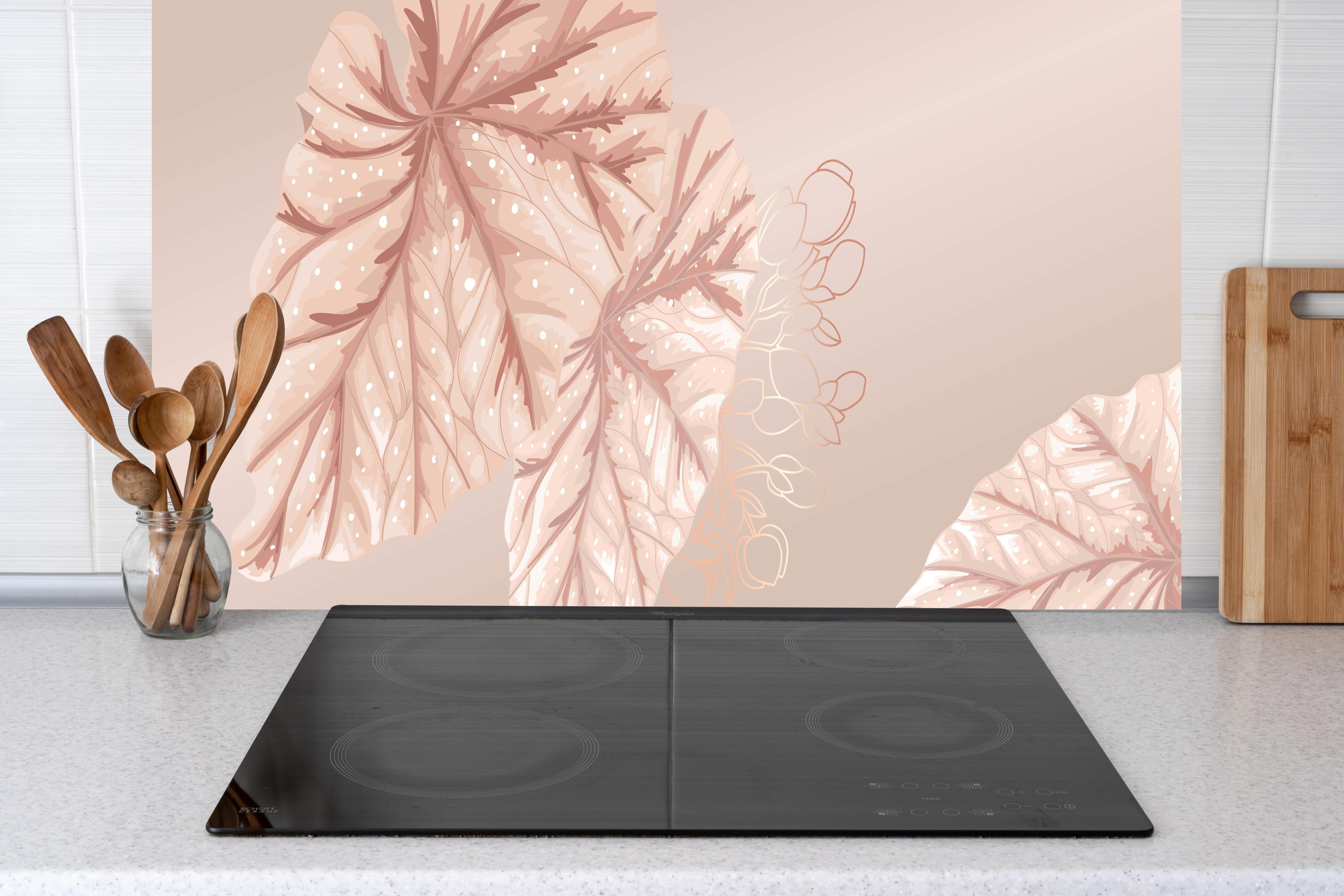 Küche - Dekorative Illustration Beige Blattmotive hinter weißen Hochglanz-Küchenregalen und schwarzem Wasserhahn