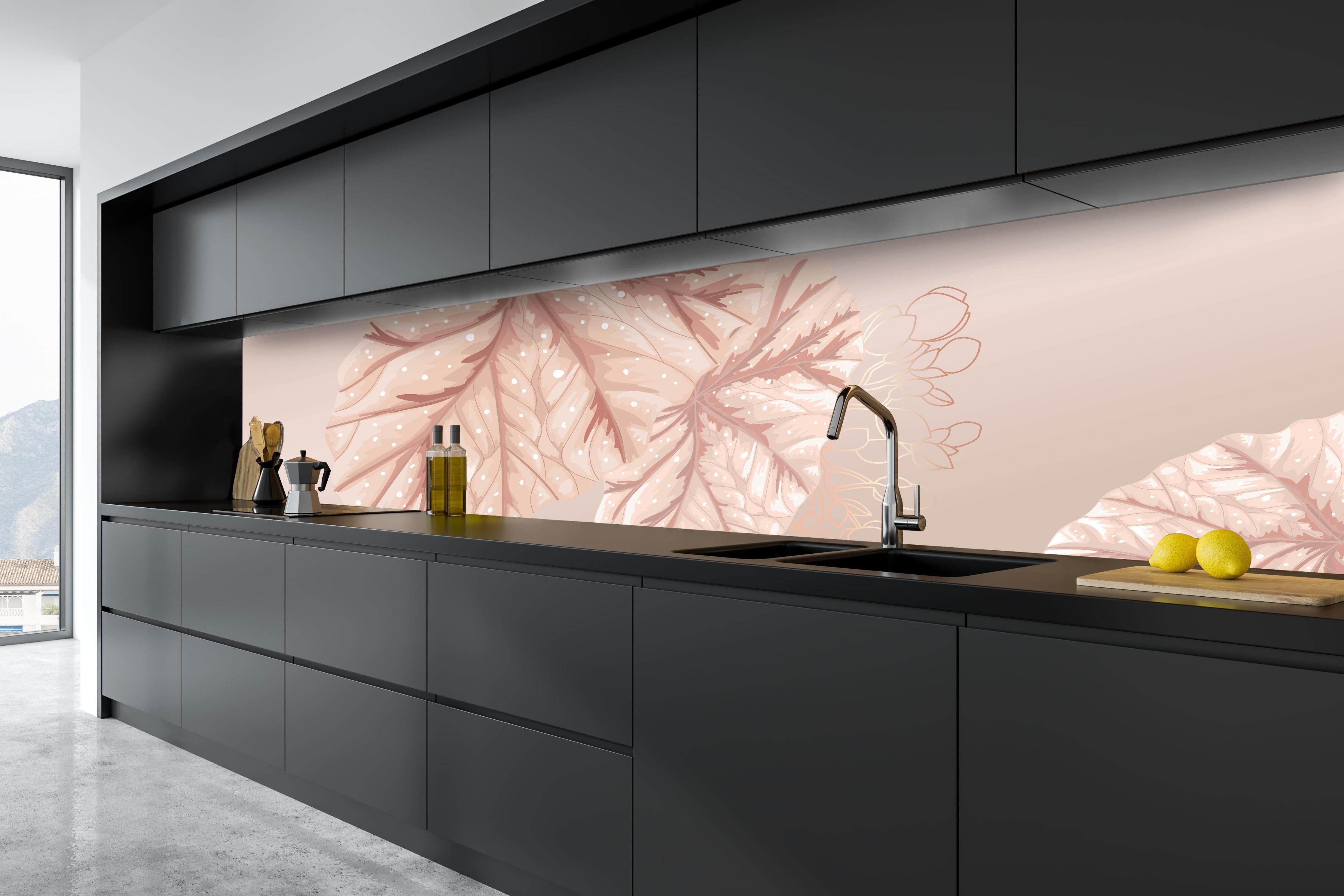 Küche - Dekorative Illustration Beige Blattmotive hinter weißen Hochglanz-Küchenregalen und schwarzem Wasserhahn