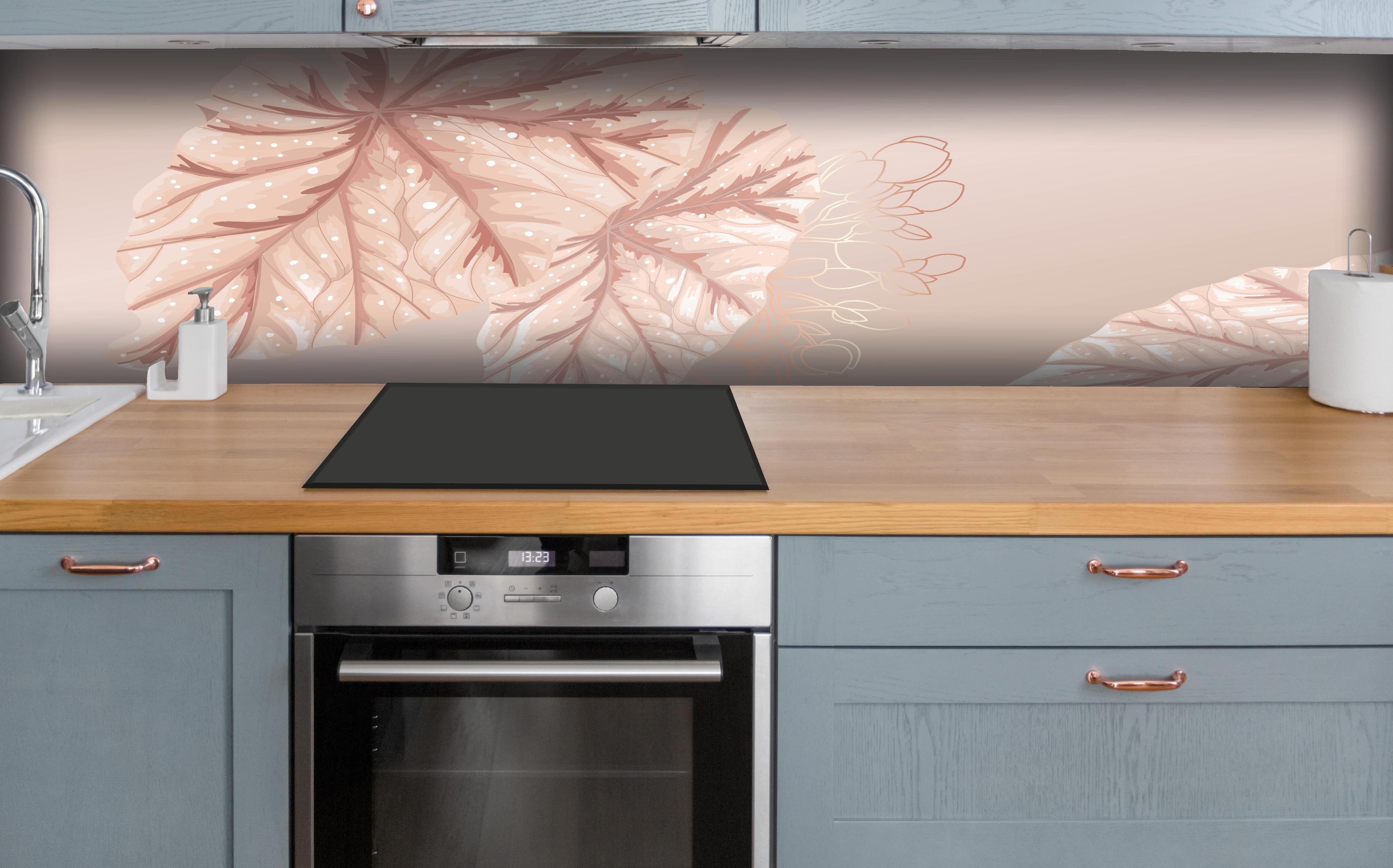 Küche - Dekorative Illustration Beige Blattmotive hinter weißen Hochglanz-Küchenregalen und schwarzem Wasserhahn