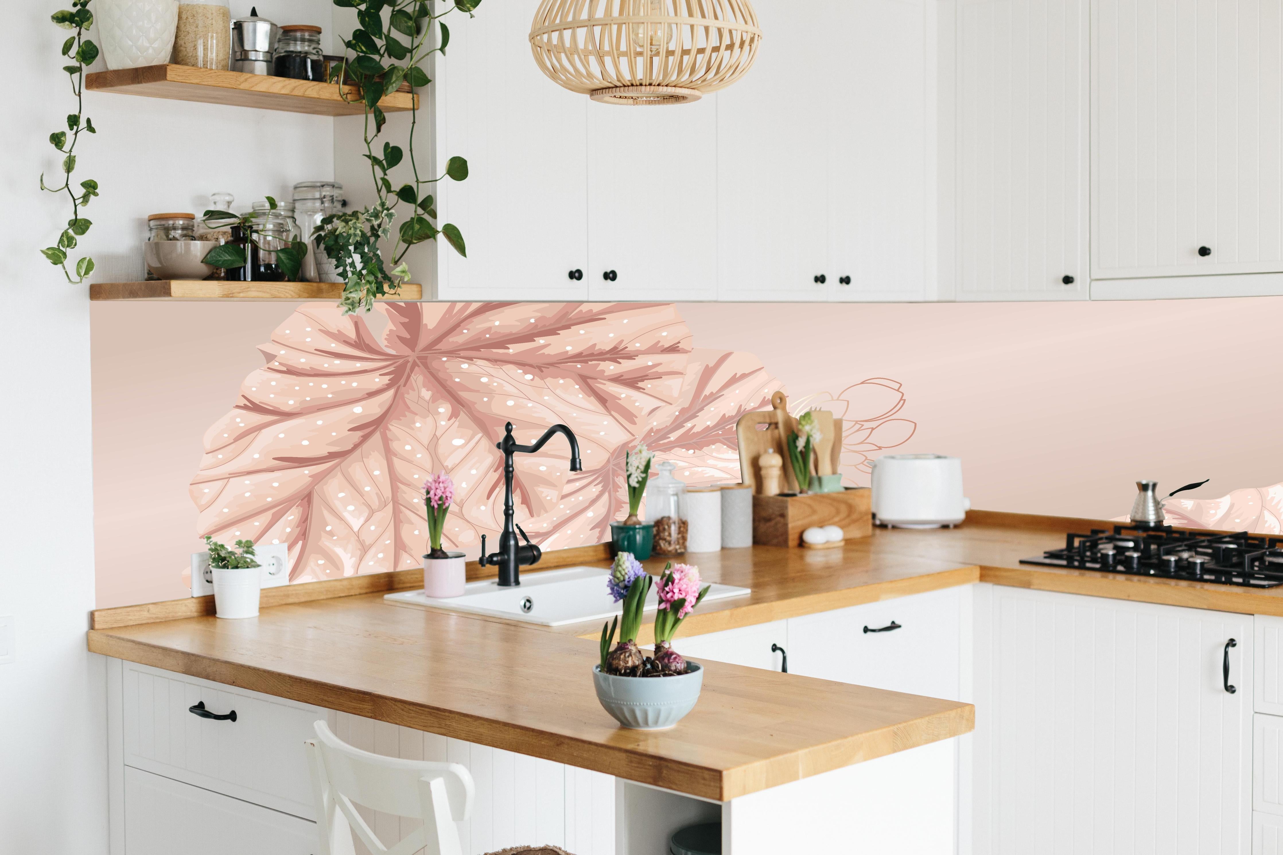 Küche - Dekorative Illustration Beige Blattmotive hinter weißen Hochglanz-Küchenregalen und schwarzem Wasserhahn