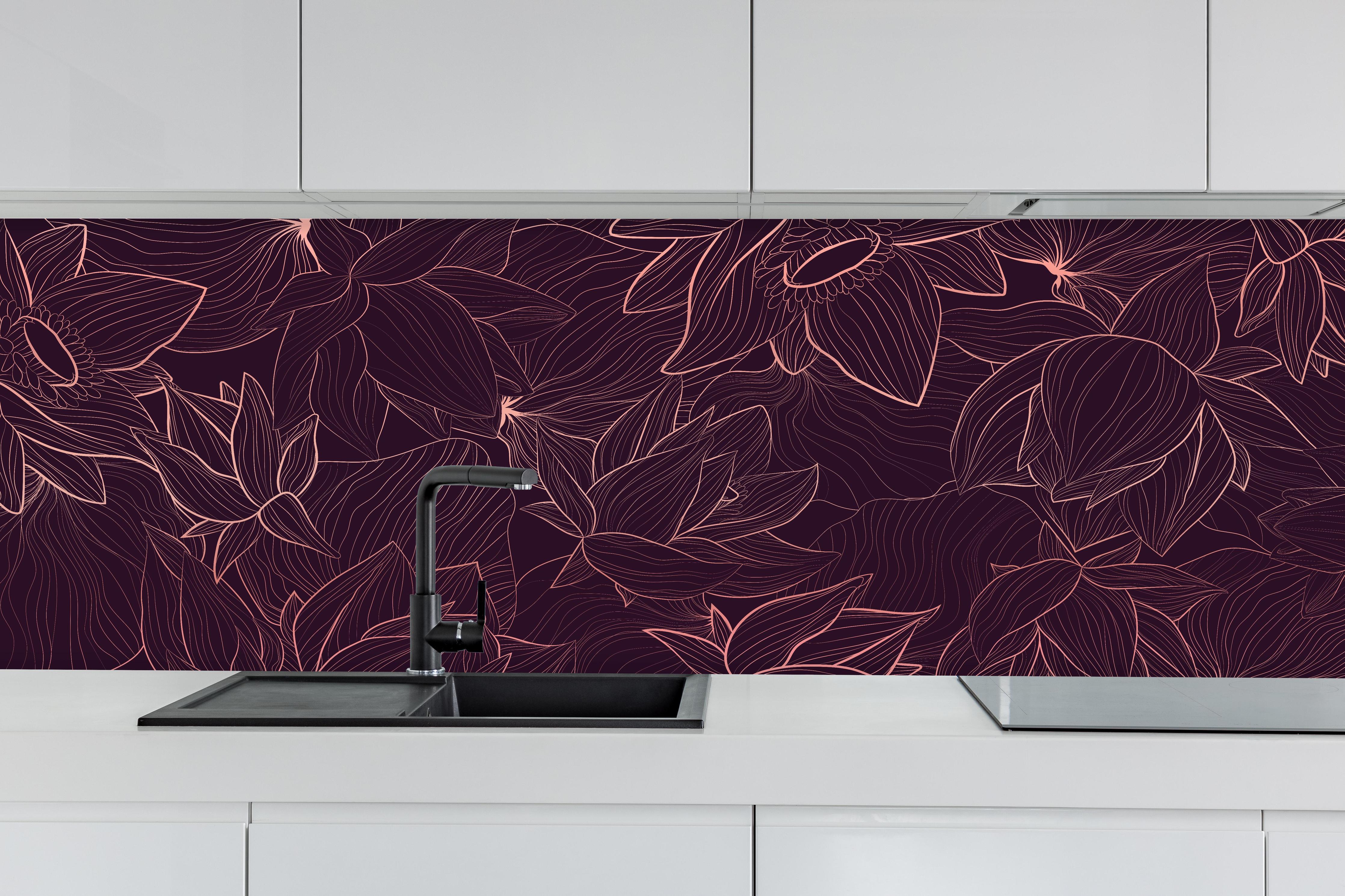 Küche - Dekorative Lila Blumen Linienzeichnung hinter weißen Hochglanz-Küchenregalen und schwarzem Wasserhahn