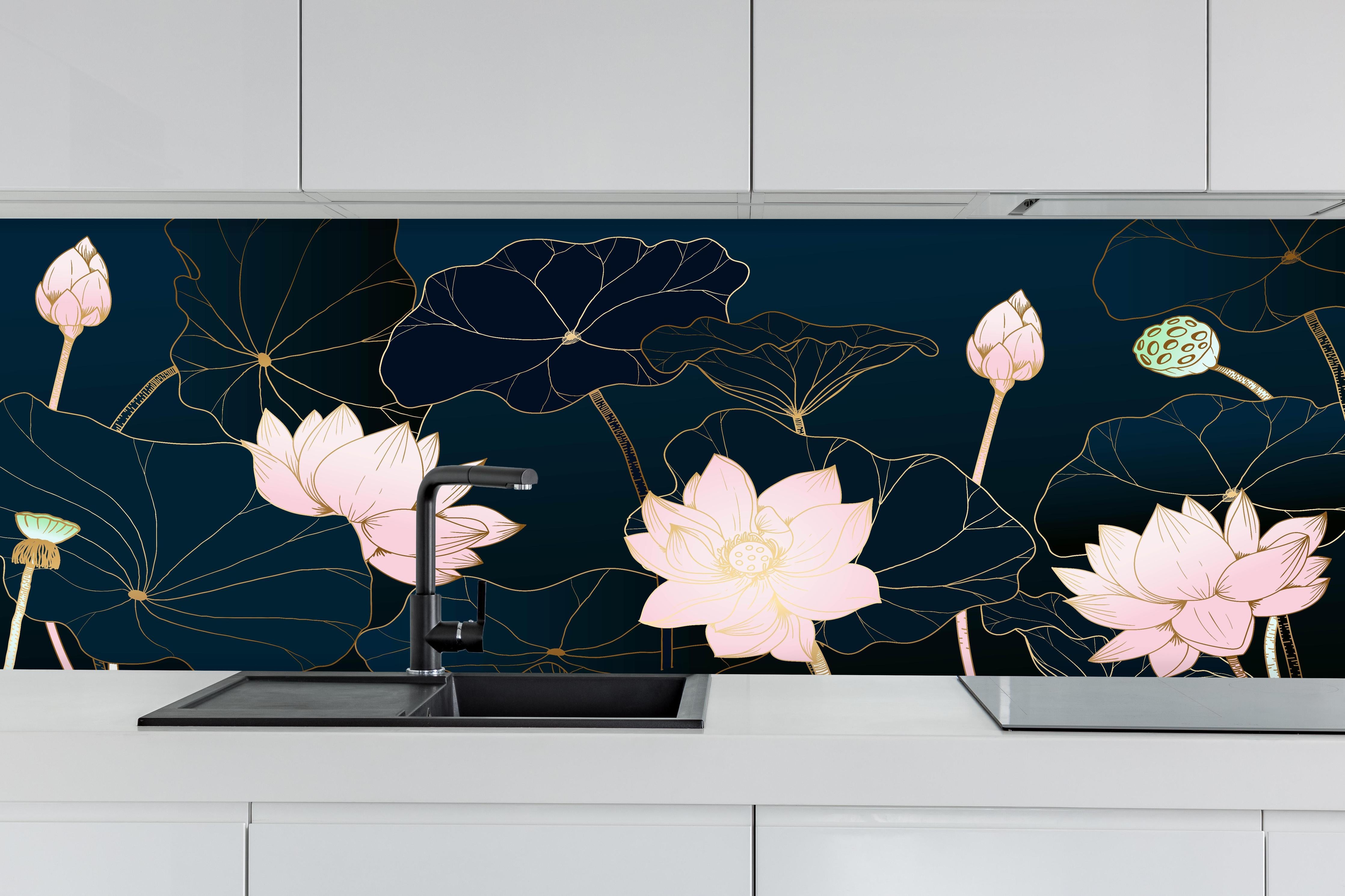 Küche - Dekorative Lotusblumen auf Nachtblau hinter weißen Hochglanz-Küchenregalen und schwarzem Wasserhahn