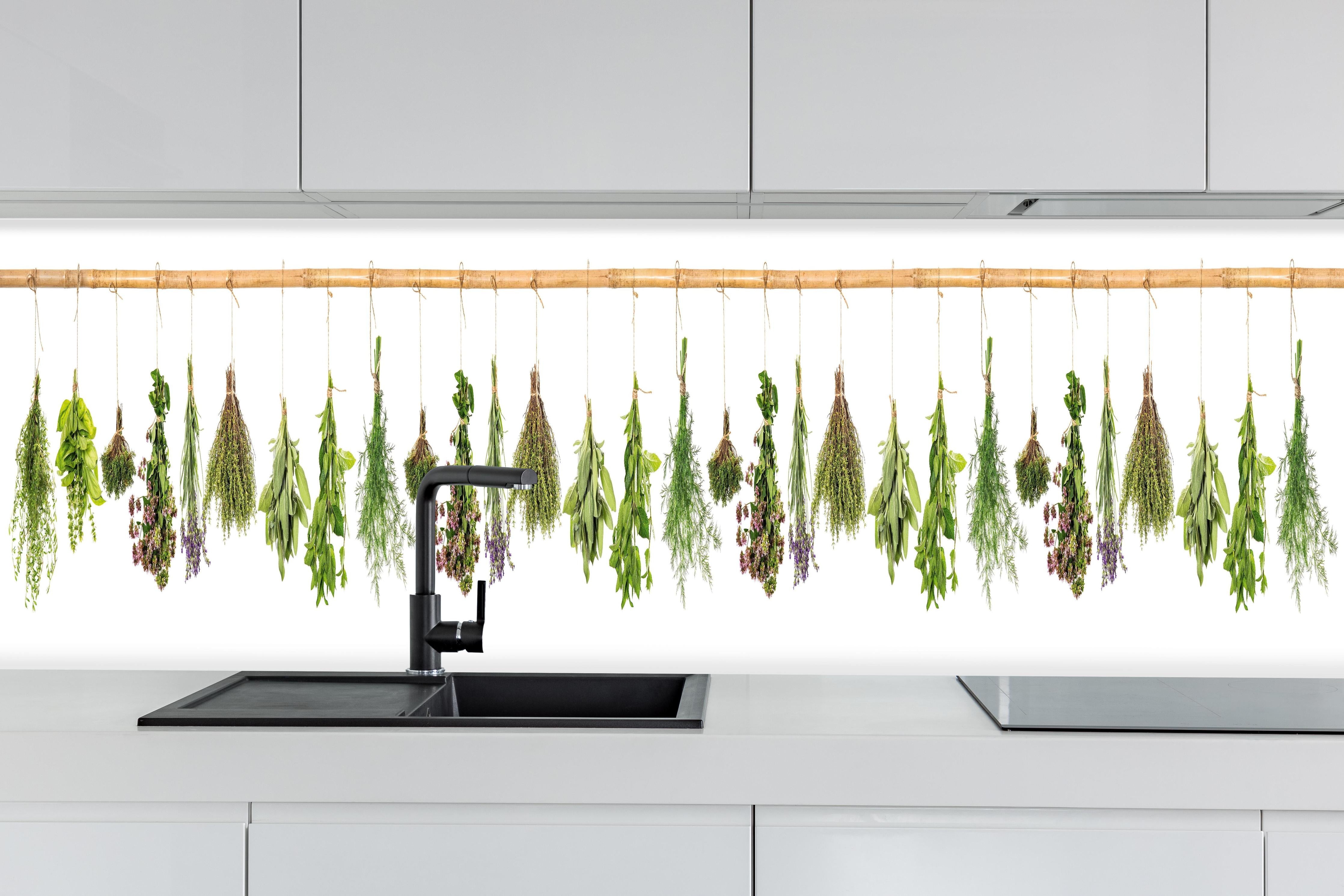 Küche - Dekorative grüne Pflanzen Bordürenmuster hinter weißen Hochglanz-Küchenregalen und schwarzem Wasserhahn