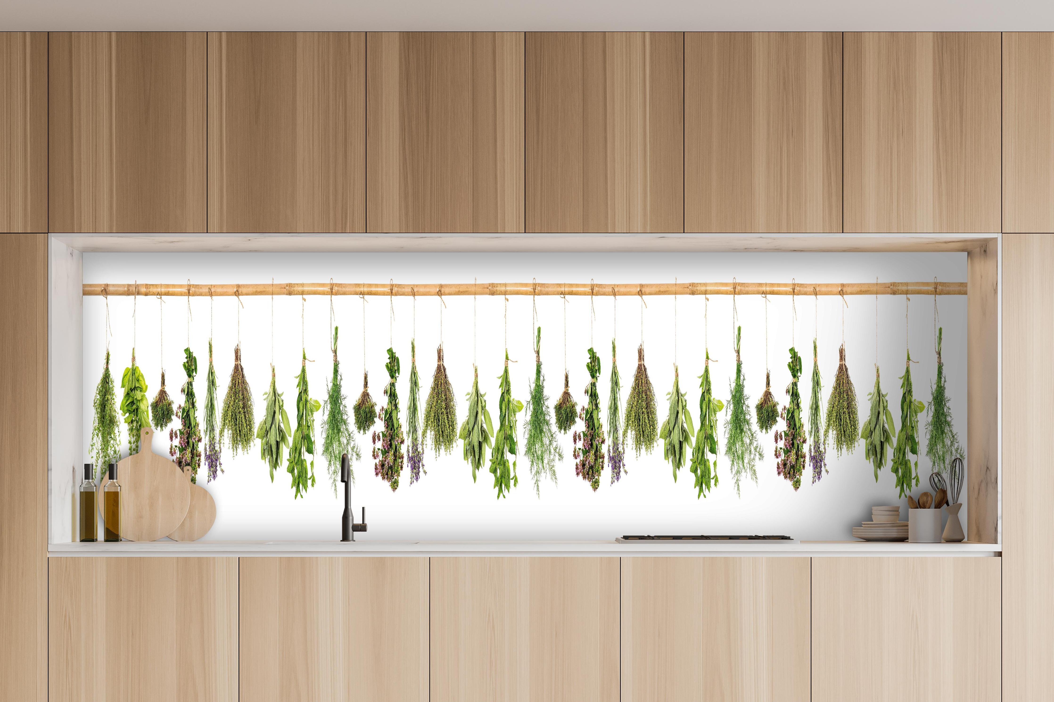 Küche - Dekorative grüne Pflanzen Bordürenmuster hinter weißen Hochglanz-Küchenregalen und schwarzem Wasserhahn