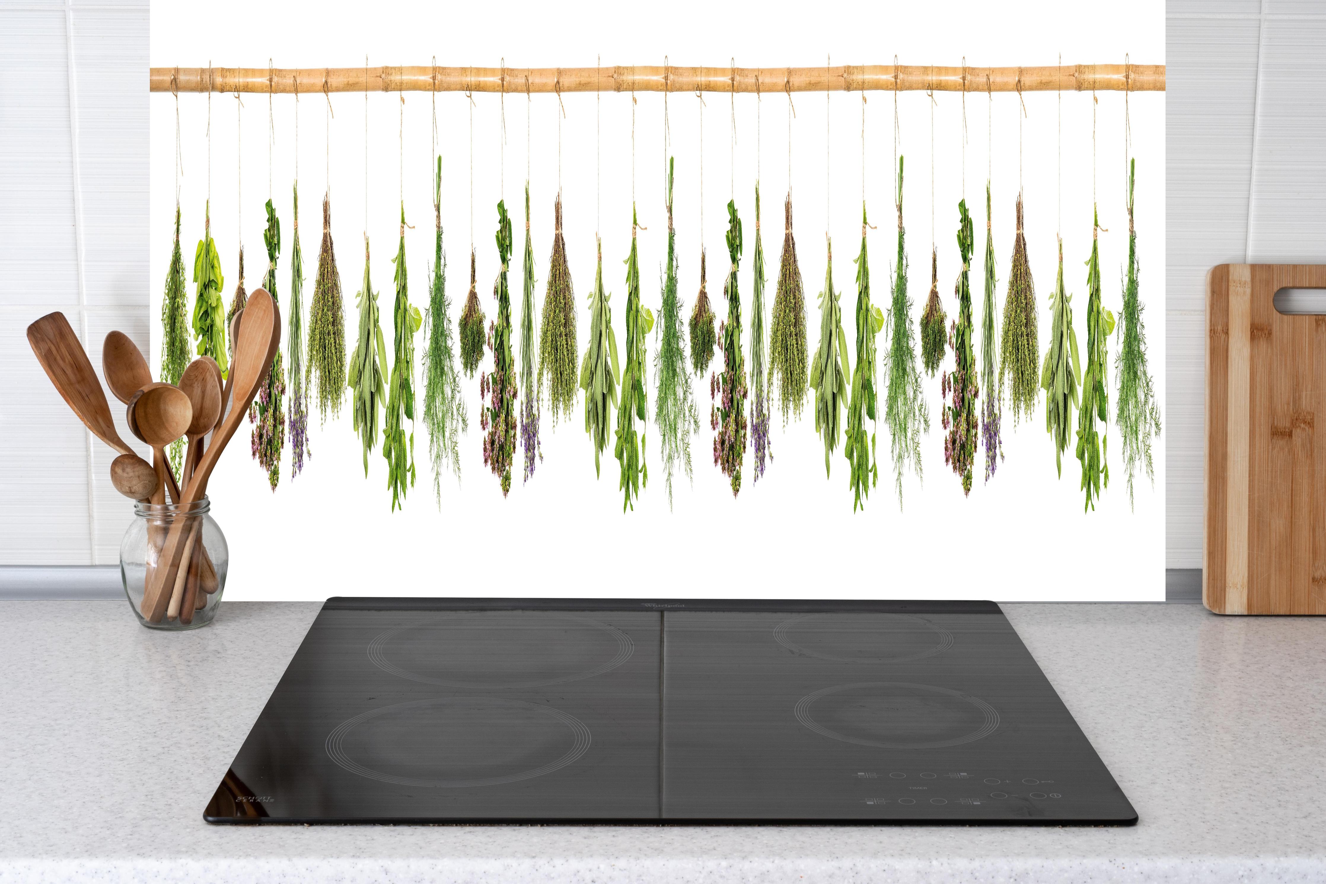 Küche - Dekorative grüne Pflanzen Bordürenmuster hinter weißen Hochglanz-Küchenregalen und schwarzem Wasserhahn