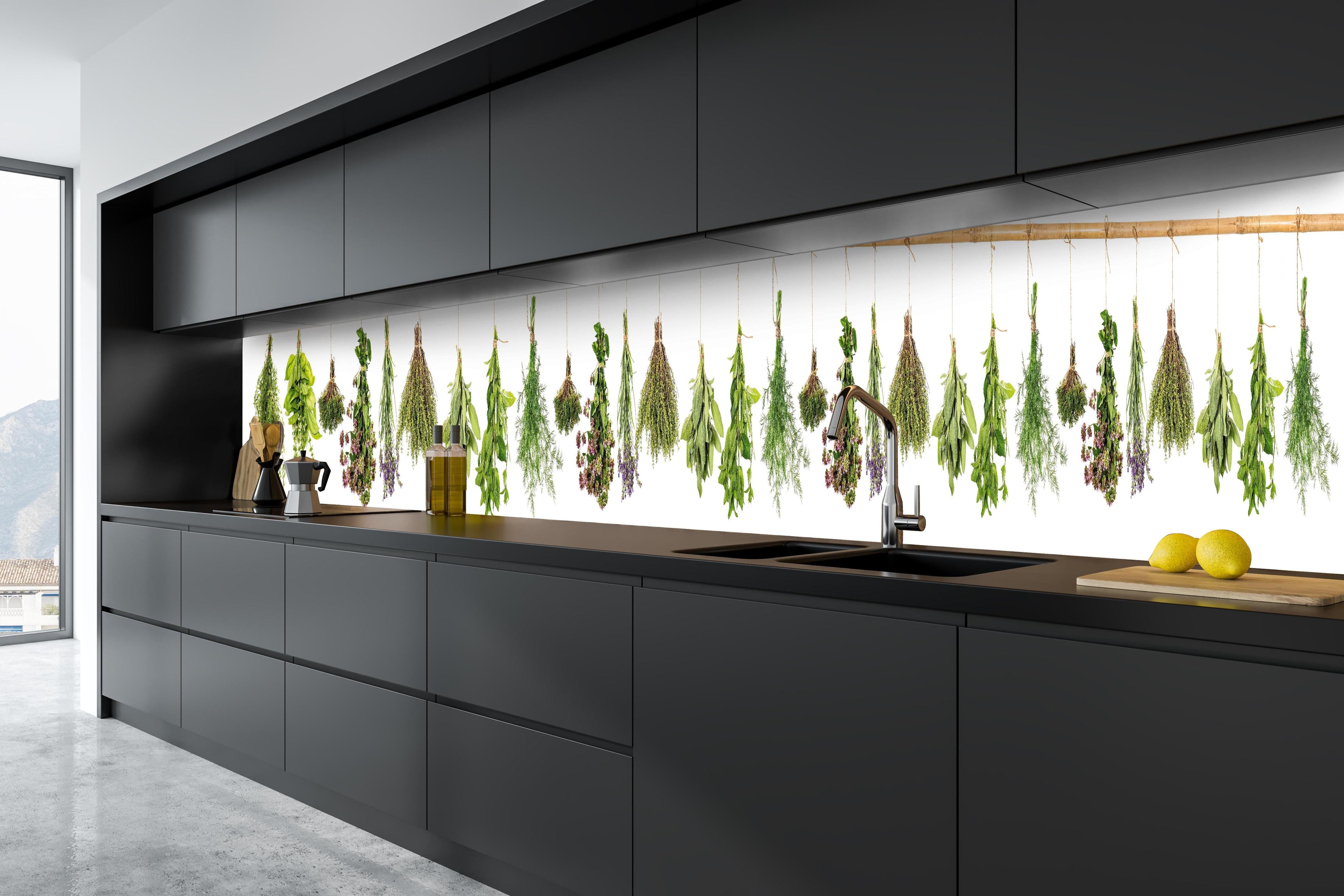 Küche - Dekorative grüne Pflanzen Bordürenmuster hinter weißen Hochglanz-Küchenregalen und schwarzem Wasserhahn