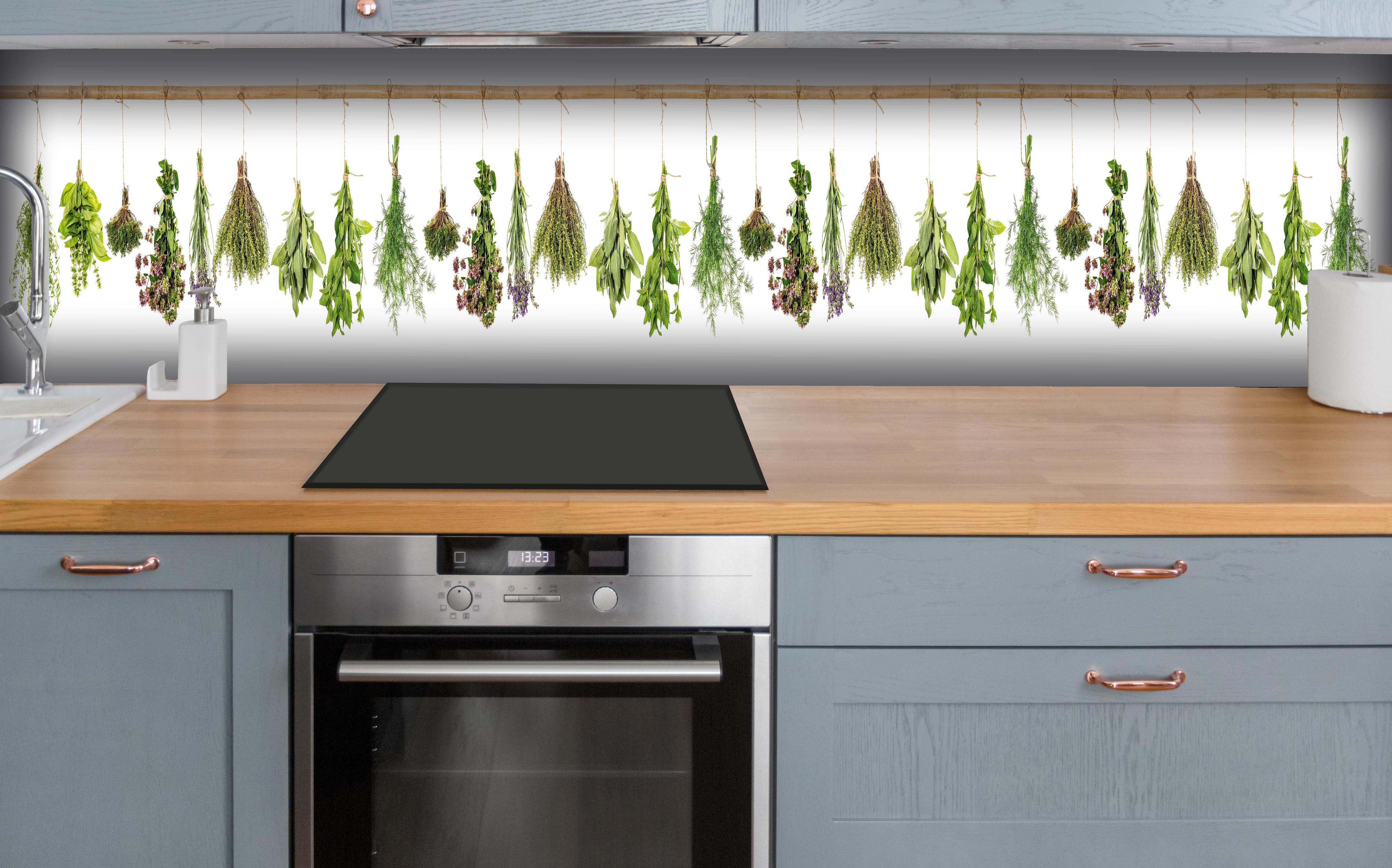 Küche - Dekorative grüne Pflanzen Bordürenmuster hinter weißen Hochglanz-Küchenregalen und schwarzem Wasserhahn