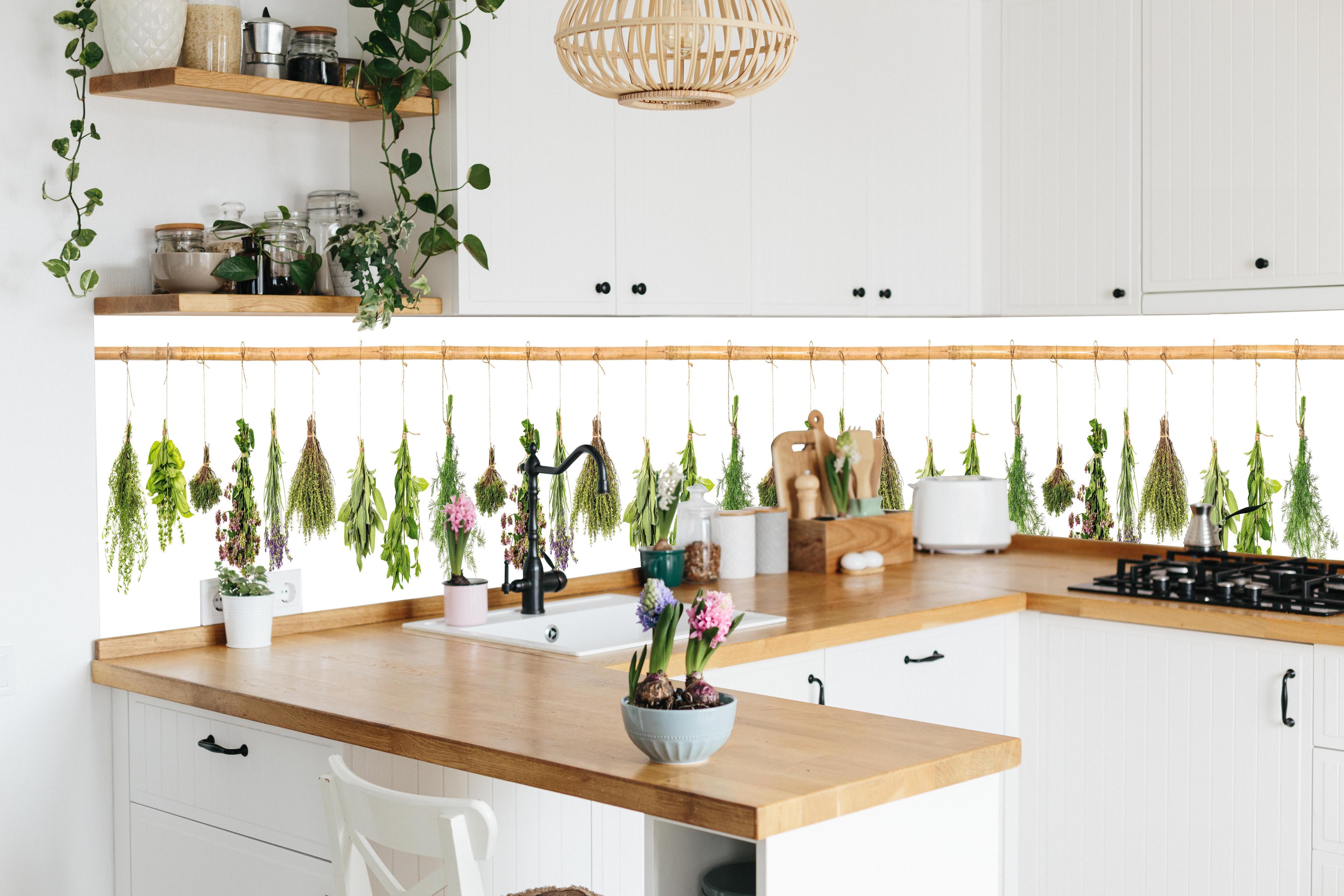 Küche - Dekorative grüne Pflanzen Bordürenmuster hinter weißen Hochglanz-Küchenregalen und schwarzem Wasserhahn