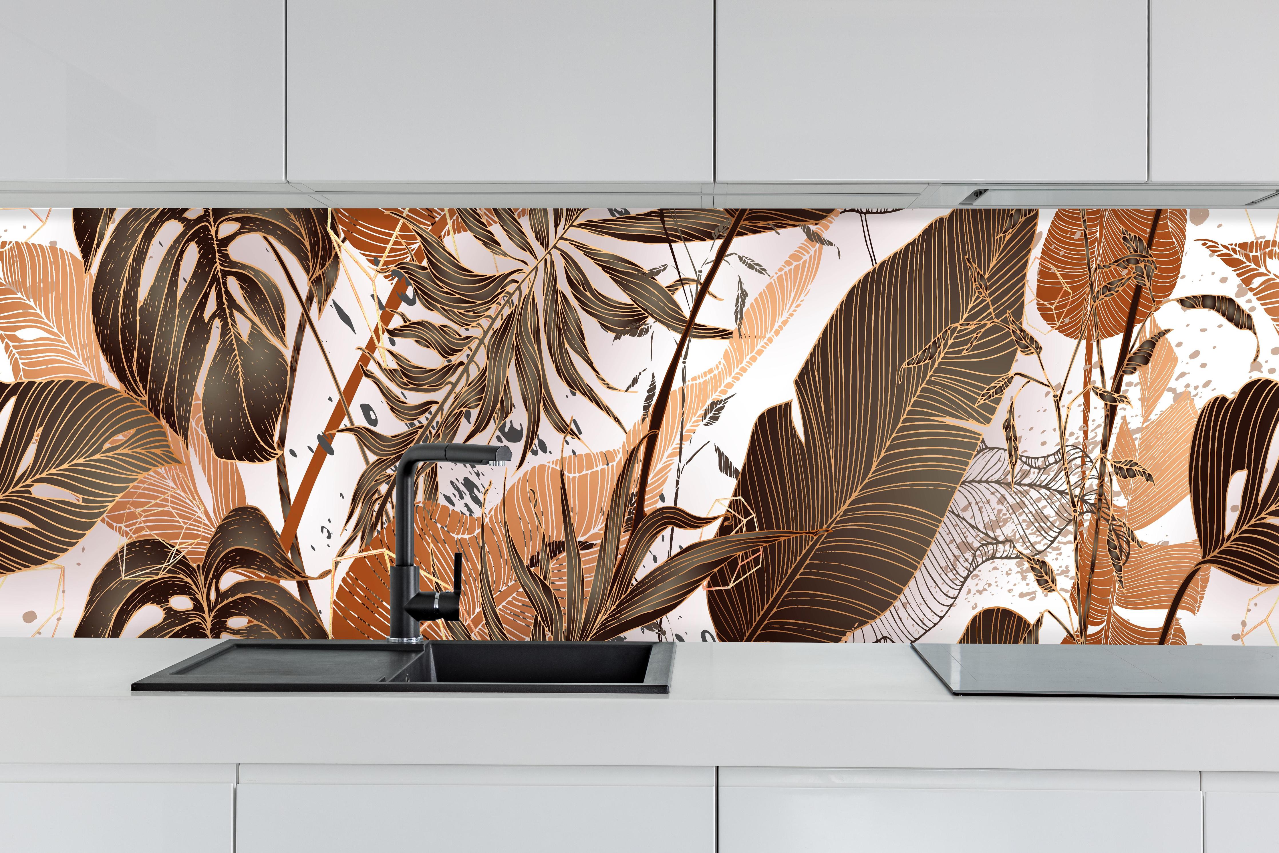 Küche - Dekoratives Blatt-Design in warmen Erdtönen hinter weißen Hochglanz-Küchenregalen und schwarzem Wasserhahn