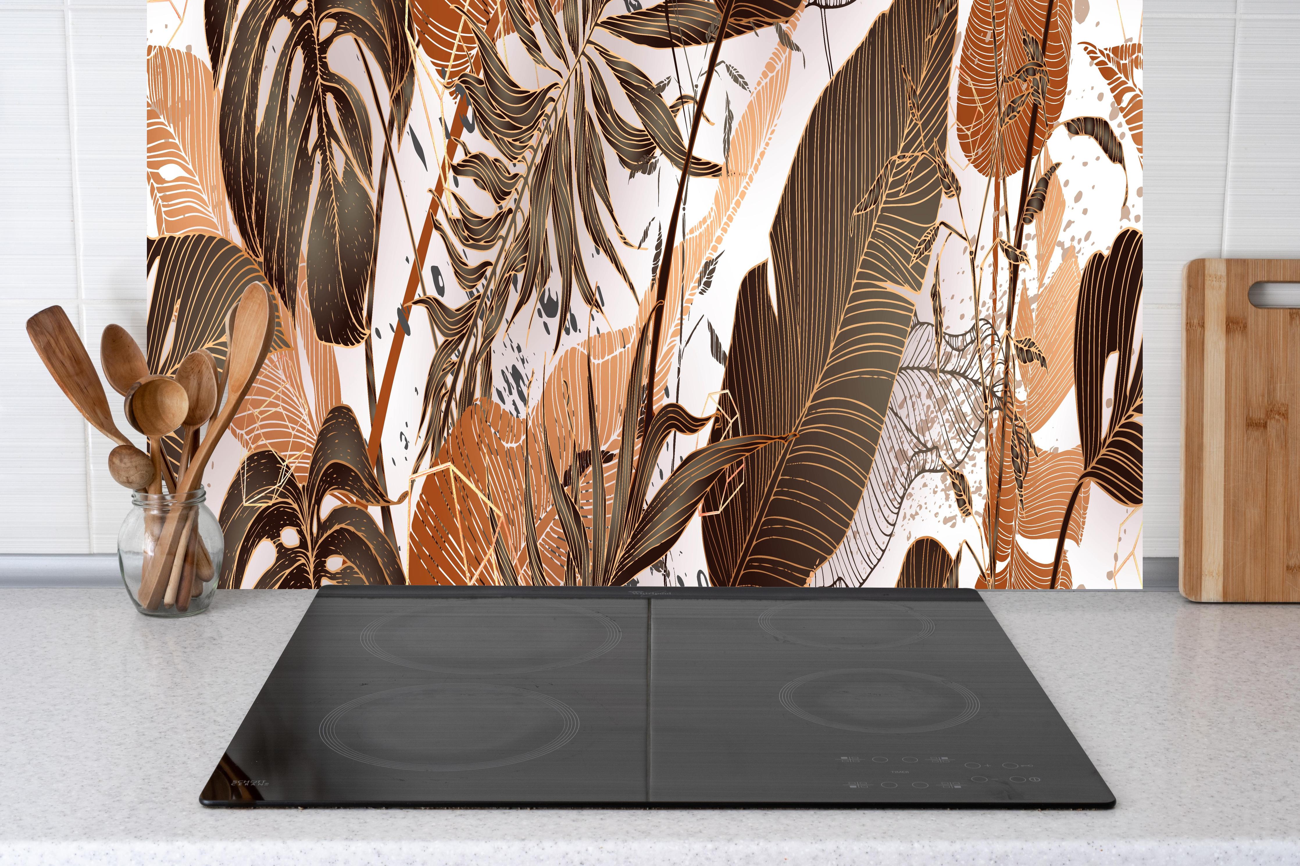 Küche - Dekoratives Blatt-Design in warmen Erdtönen hinter weißen Hochglanz-Küchenregalen und schwarzem Wasserhahn