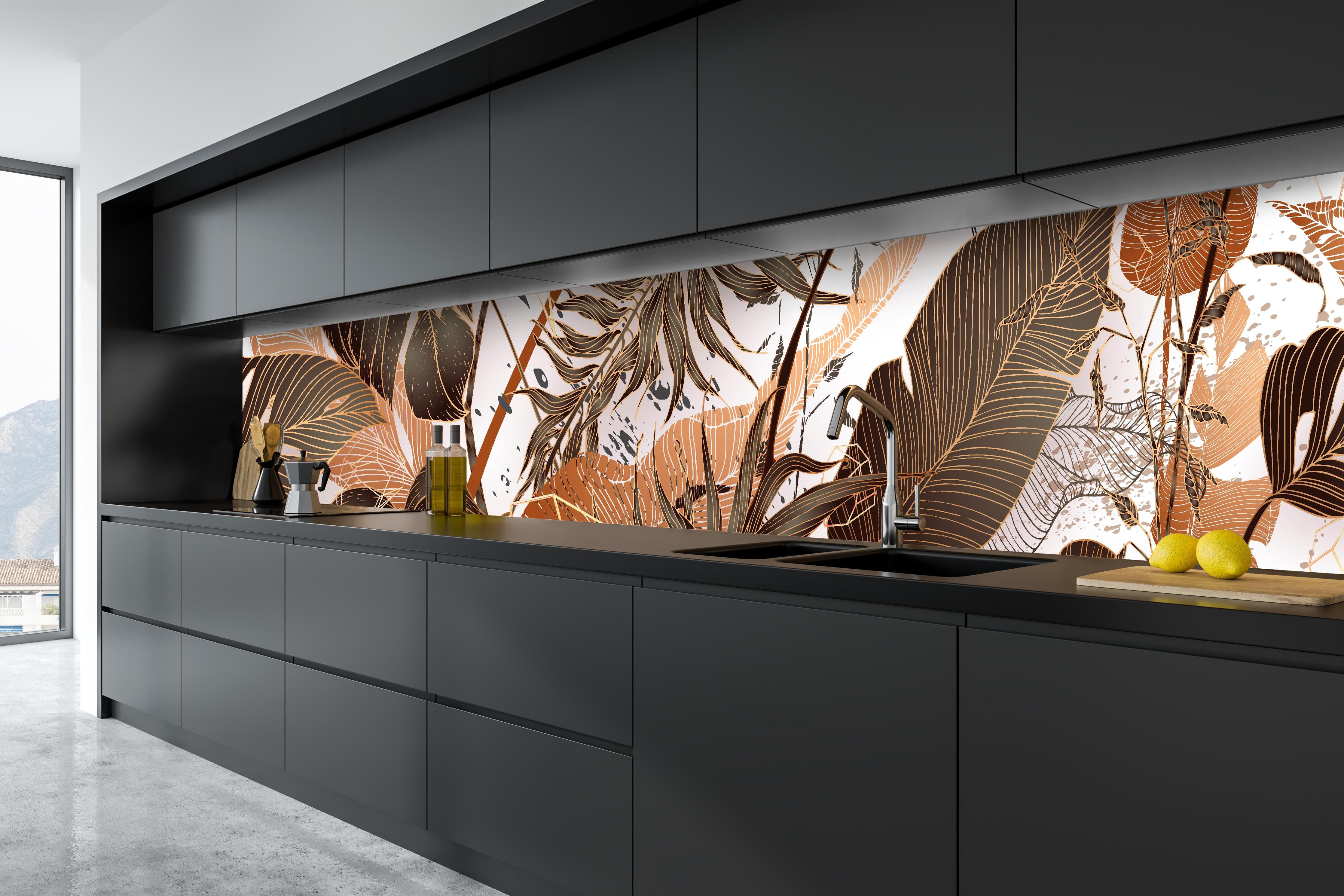 Küche - Dekoratives Blatt-Design in warmen Erdtönen hinter weißen Hochglanz-Küchenregalen und schwarzem Wasserhahn