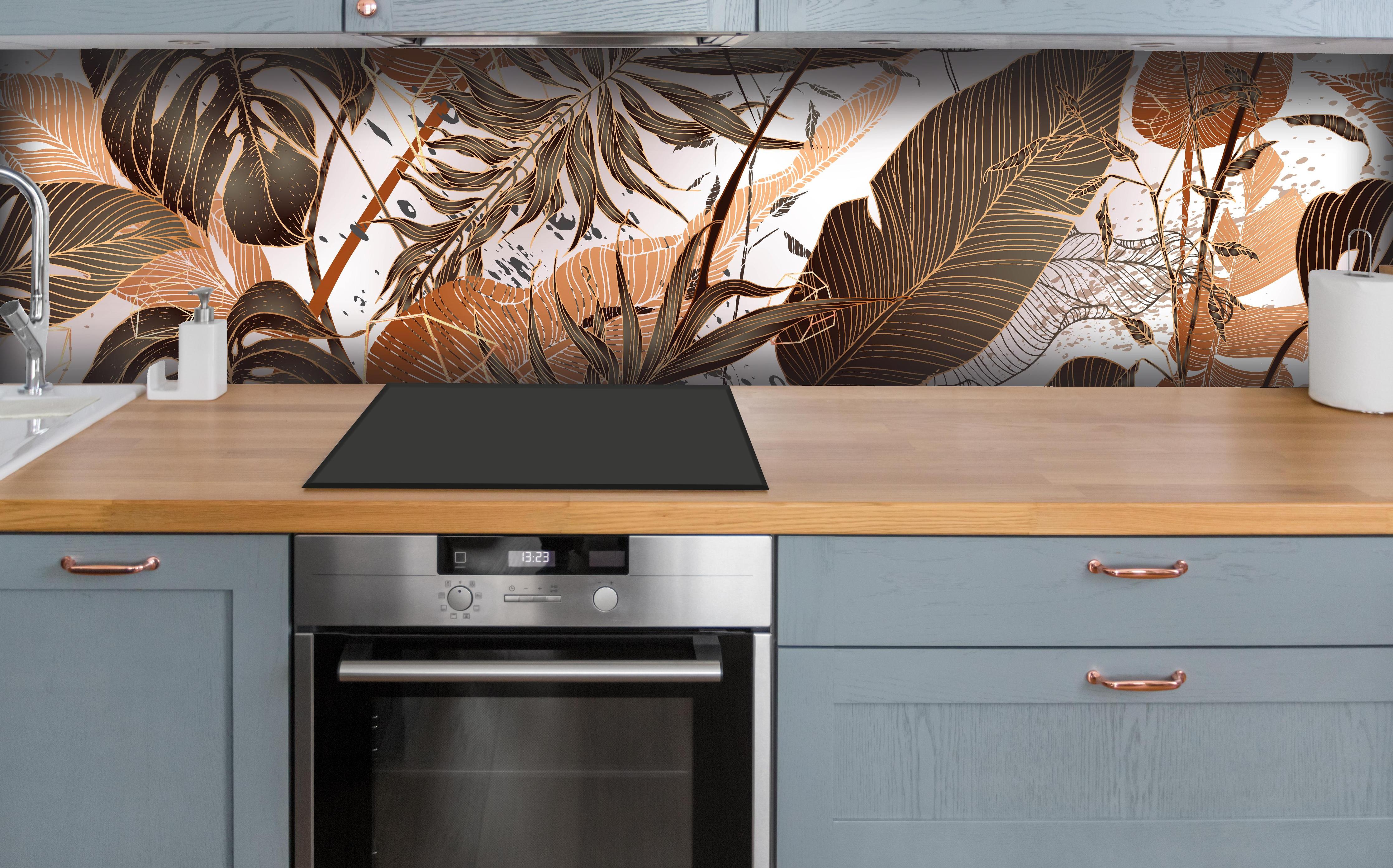 Küche - Dekoratives Blatt-Design in warmen Erdtönen hinter weißen Hochglanz-Küchenregalen und schwarzem Wasserhahn