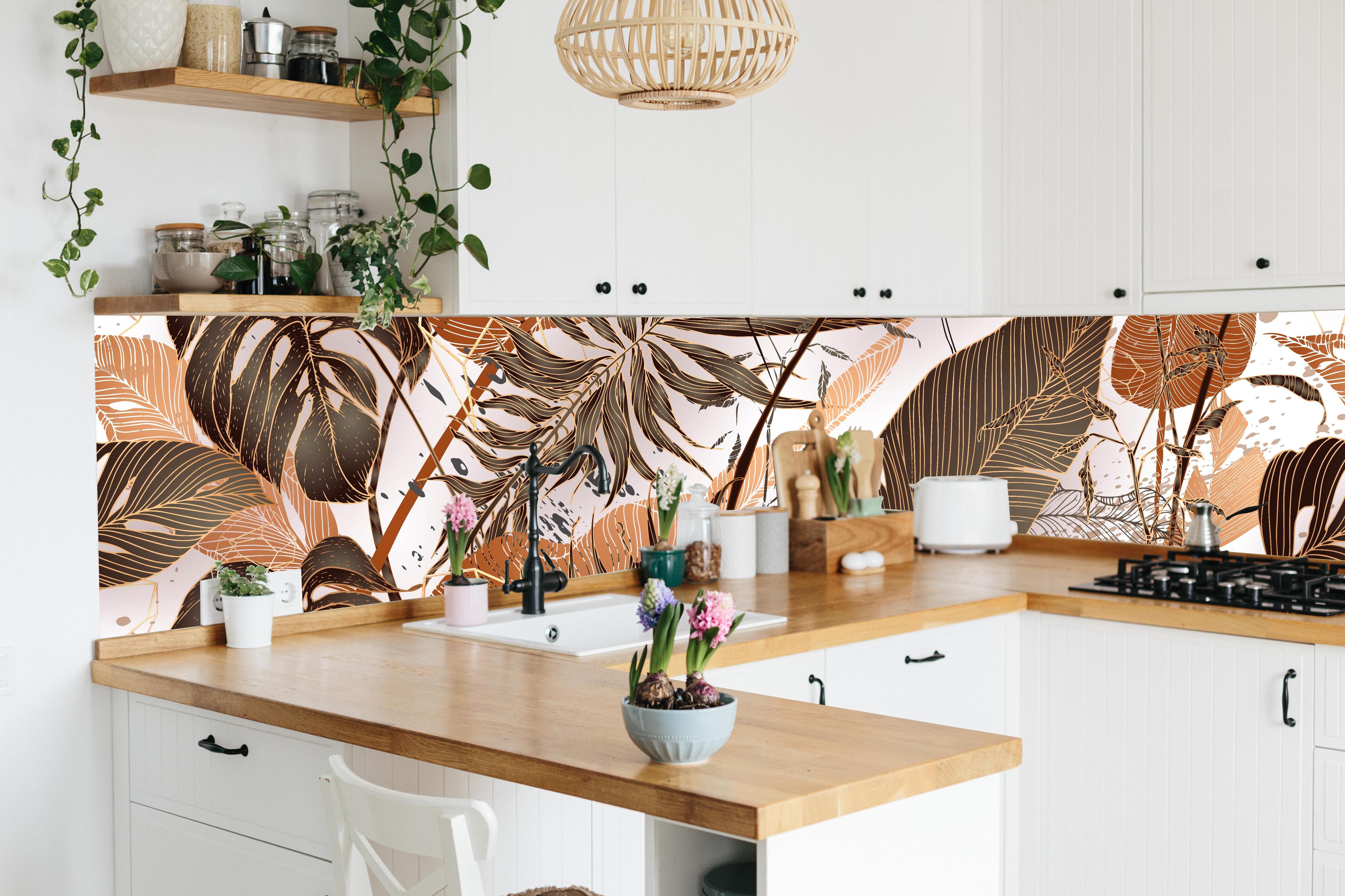 Küche - Dekoratives Blatt-Design in warmen Erdtönen hinter weißen Hochglanz-Küchenregalen und schwarzem Wasserhahn